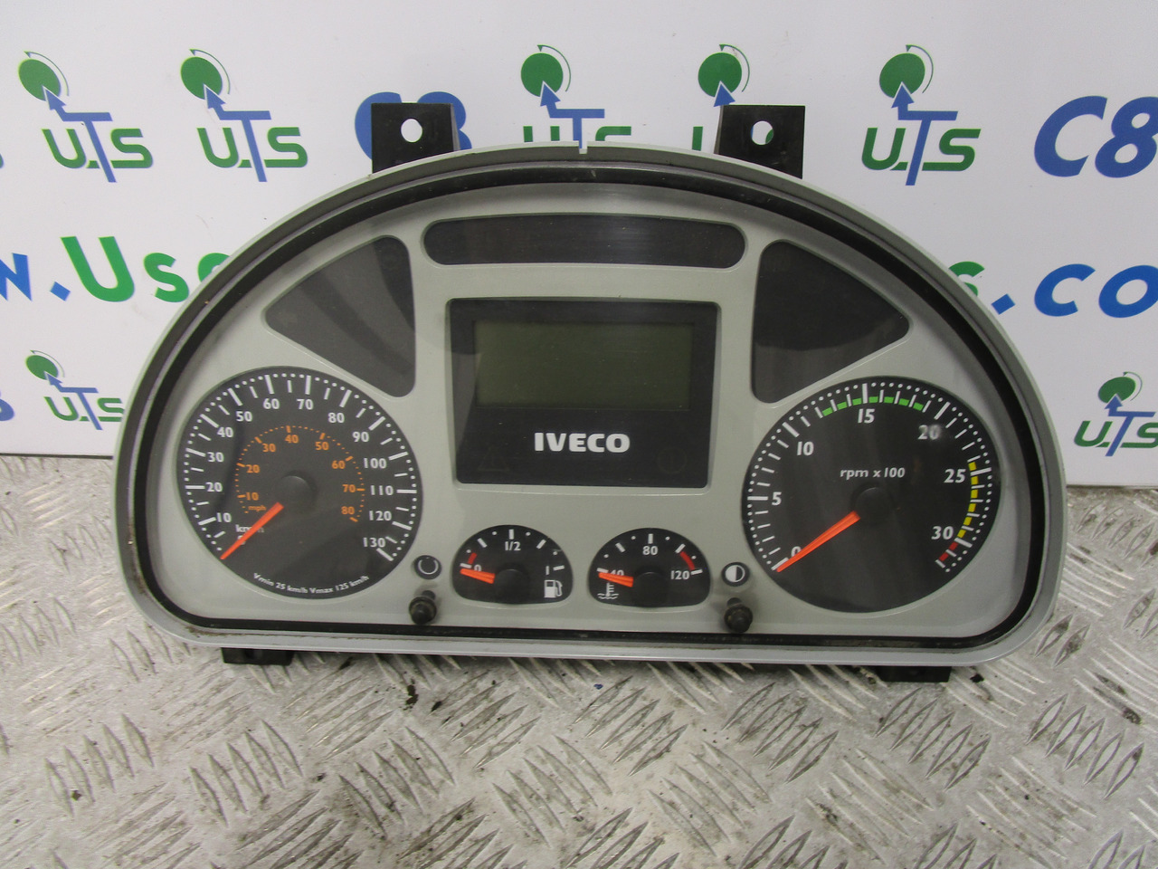 IVECO TECTOR CLOCK CLUSTER P/NO 504025357 - Elektrisch systeem voor Vrachtwagen: afbeelding 1 IVECO TECTOR CLOCK CLUSTER P/NO 504025357 - Elektrisch systeem voor Vrachtwagen: afbeelding 1