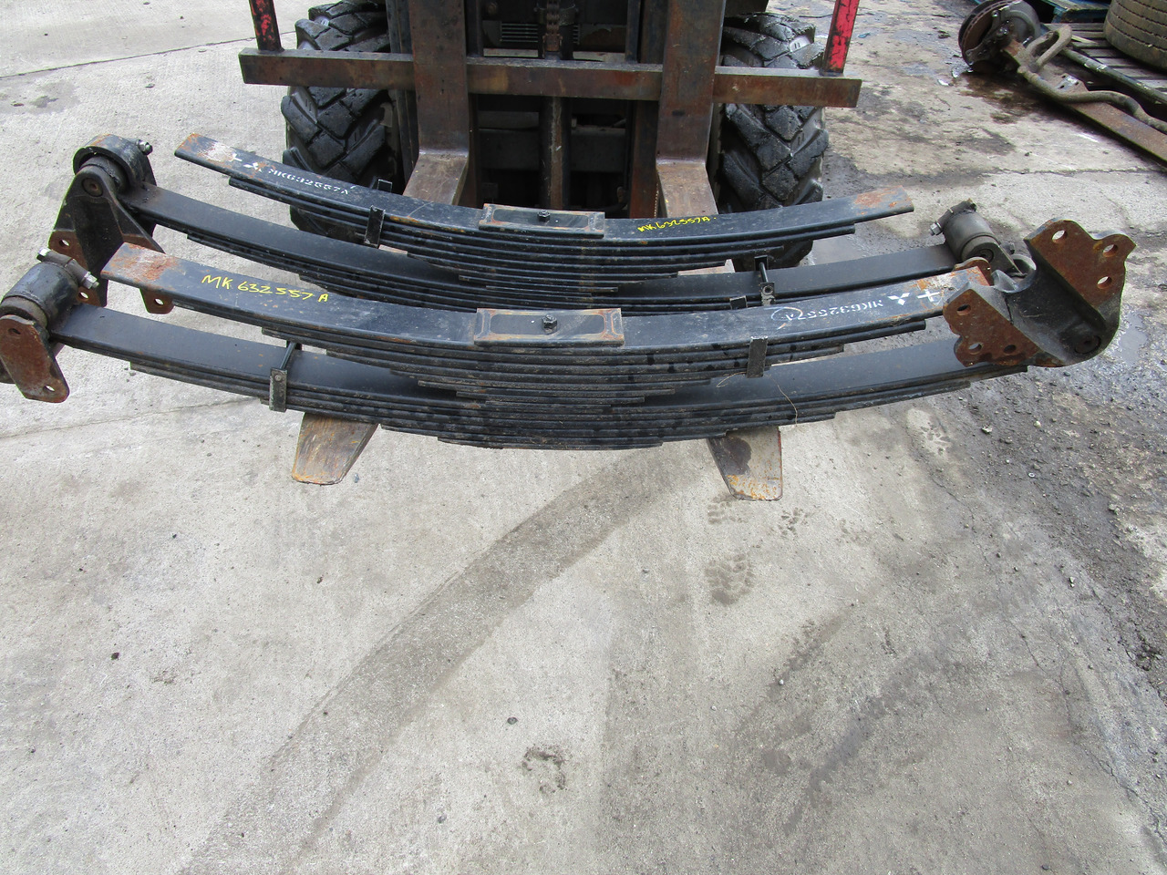 MITSUBISHI FUSO 8T REAR SPRINGS MK632557 - Ophanging voor Vrachtwagen: afbeelding 1 MITSUBISHI FUSO 8T REAR SPRINGS MK632557 - Ophanging voor Vrachtwagen: afbeelding 1