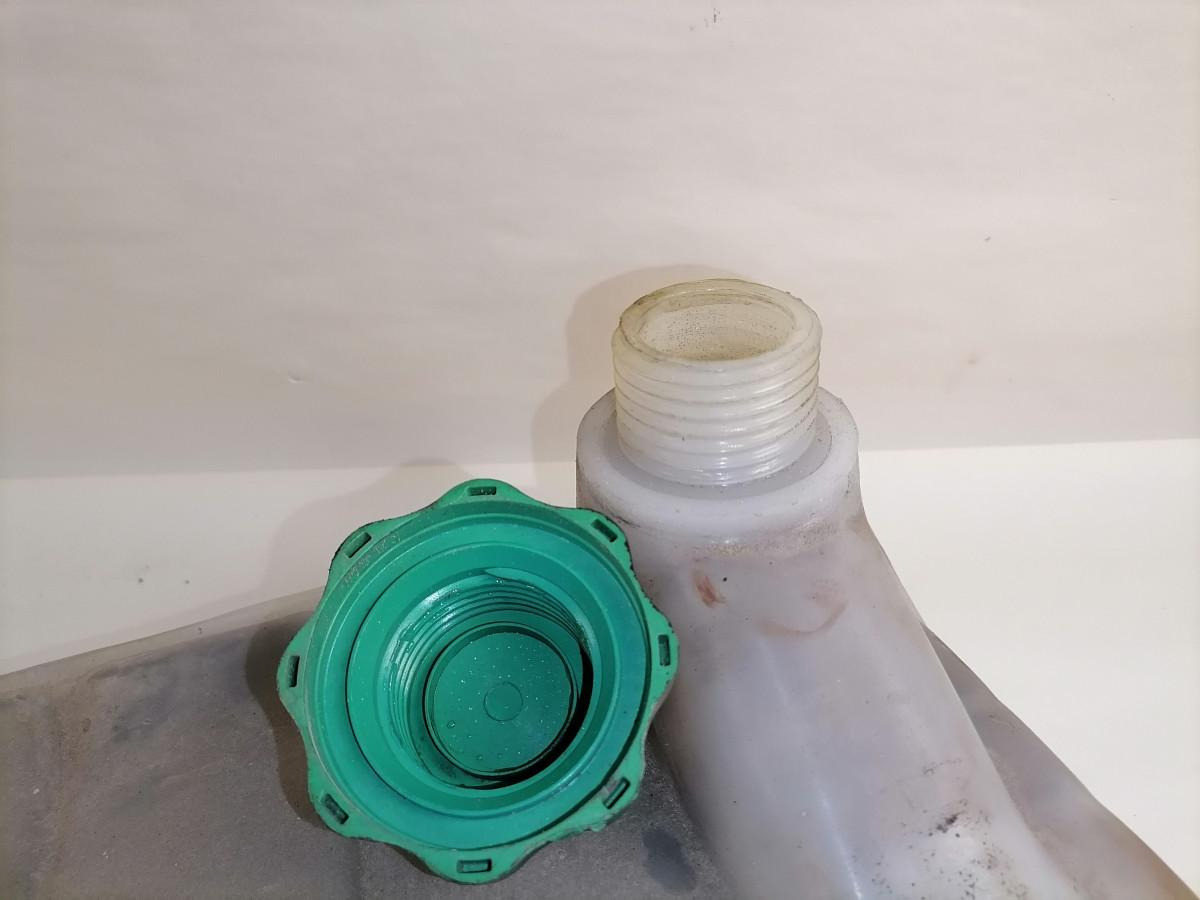 MAN Expansion tank 81061026203 - Universeel onderdeel voor Vrachtwagen: afbeelding 4 MAN Expansion tank 81061026203 - Universeel onderdeel voor Vrachtwagen: afbeelding 4