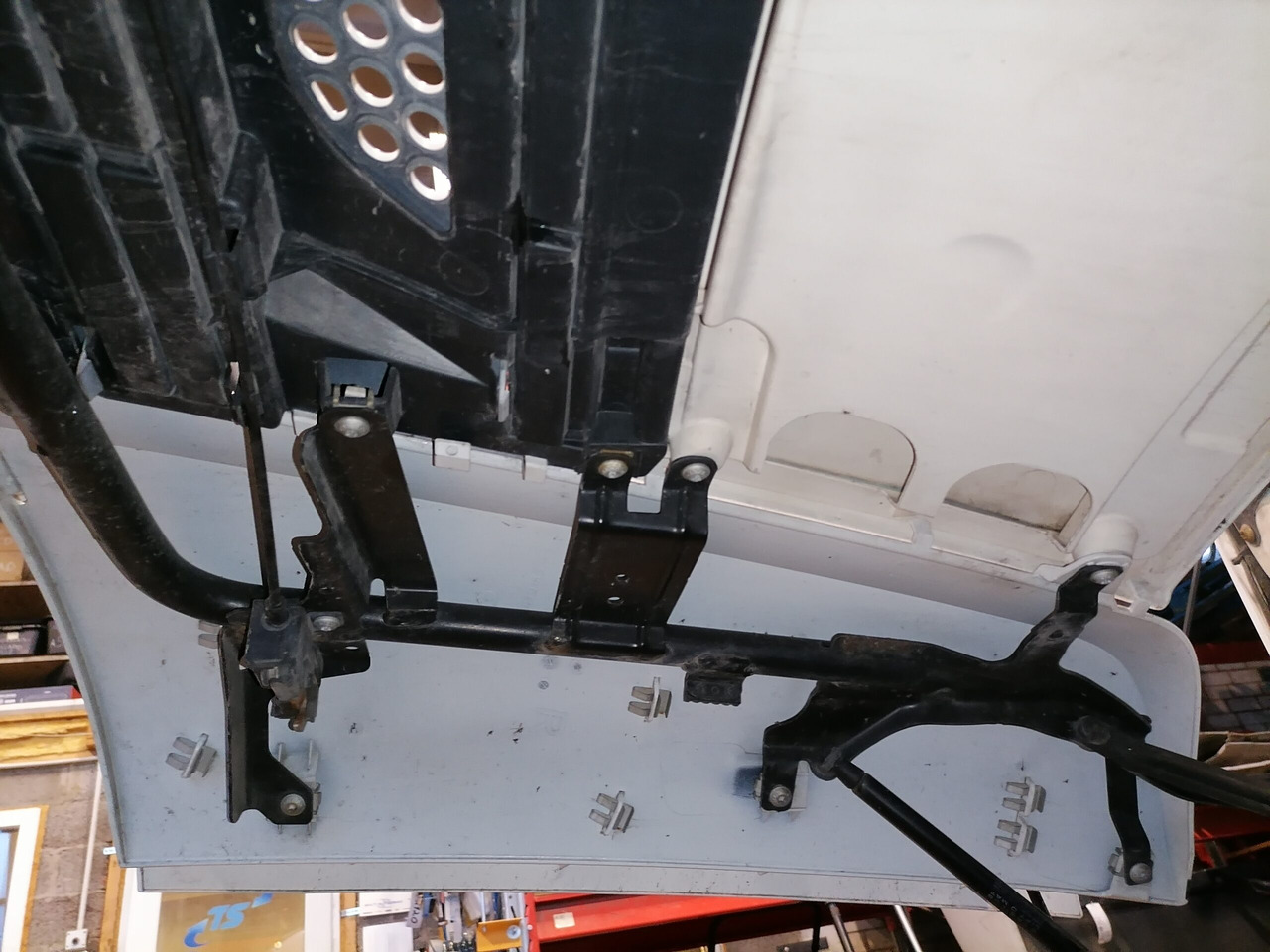 Mercedes-Benz Iluvõre A9607500409 - Rooster voor Vrachtwagen: afbeelding 3 Mercedes-Benz Iluvõre A9607500409 - Rooster voor Vrachtwagen: afbeelding 3