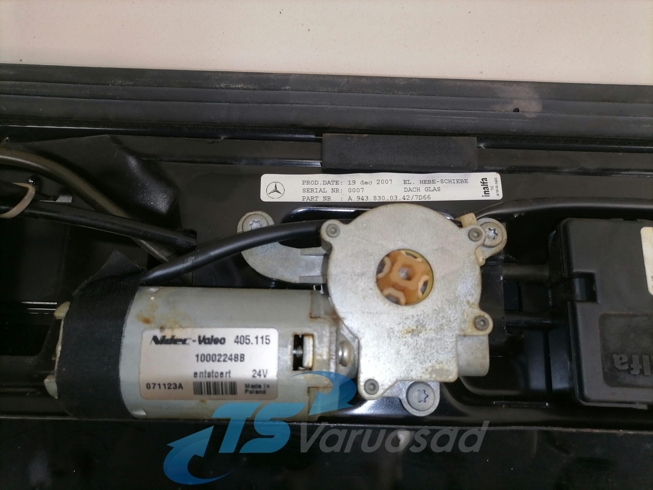 Mercedes-Benz Katuseluuk A9438300342 - Universeel onderdeel voor Vrachtwagen: afbeelding 3 Mercedes-Benz Katuseluuk A9438300342 - Universeel onderdeel voor Vrachtwagen: afbeelding 3