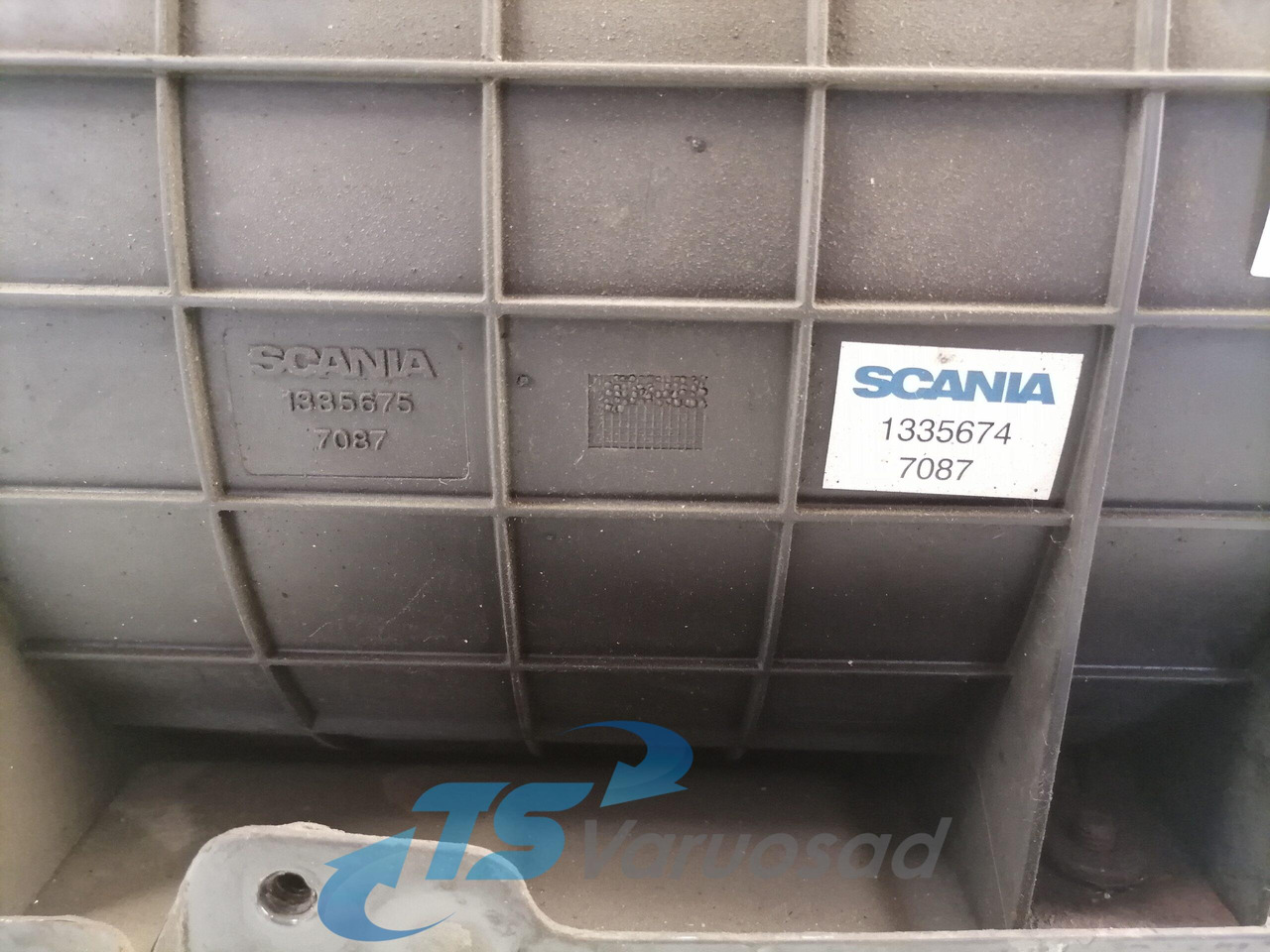Scania Air filter housing 1335675 - Luchtinlaatsysteem voor Vrachtwagen: afbeelding 4 Scania Air filter housing 1335675 - Luchtinlaatsysteem voor Vrachtwagen: afbeelding 4