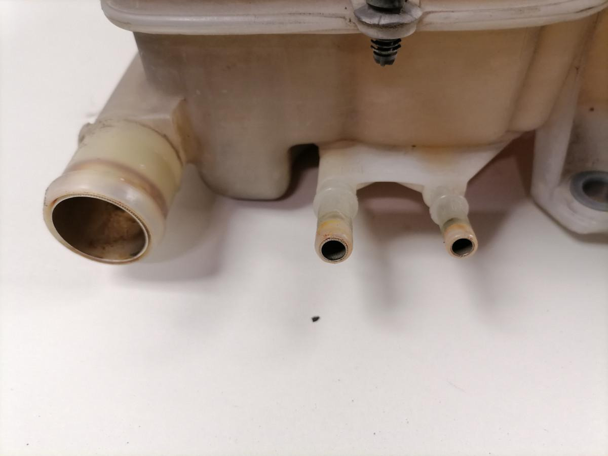 Scania Expansion tank 2545033 - Universeel onderdeel voor Vrachtwagen: afbeelding 2 Scania Expansion tank 2545033 - Universeel onderdeel voor Vrachtwagen: afbeelding 2