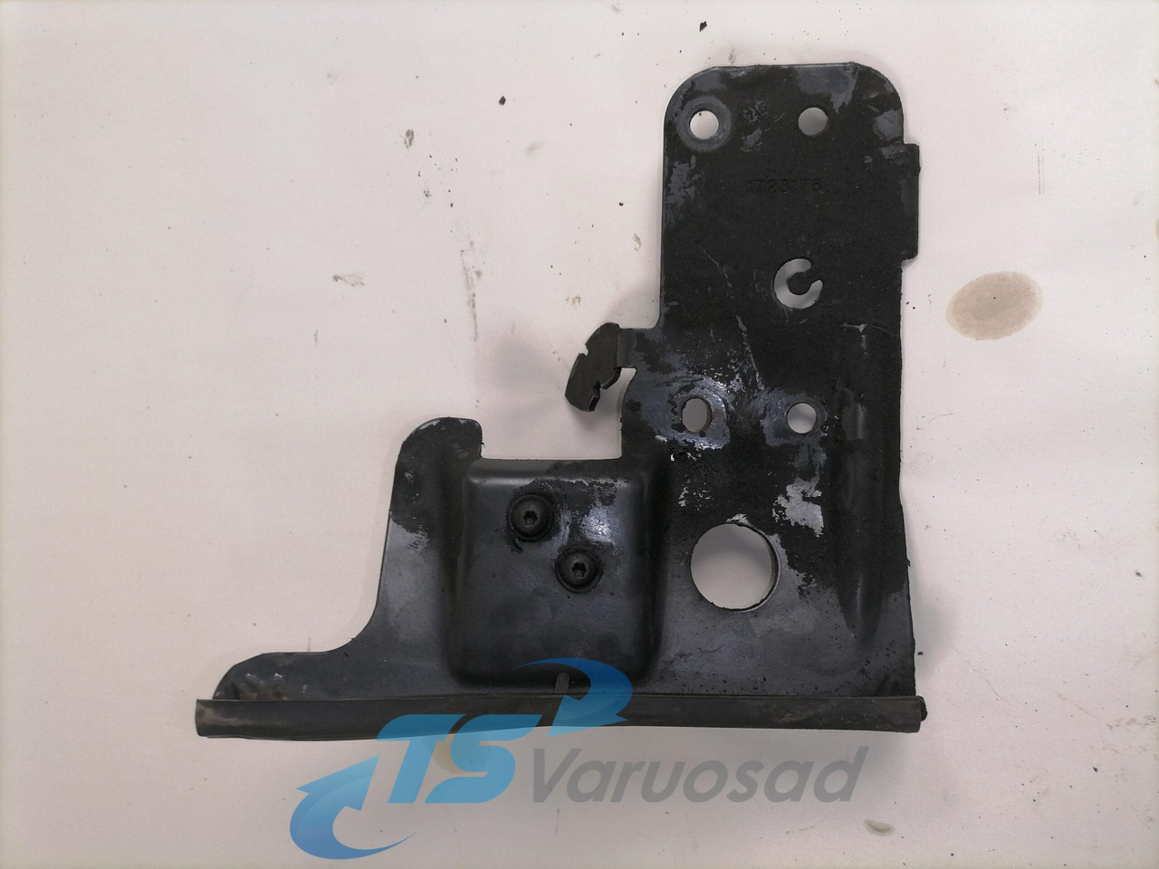 Scania Mudguard bracket 1723176 - Universeel onderdeel voor Vrachtwagen: afbeelding 1 Scania Mudguard bracket 1723176 - Universeel onderdeel voor Vrachtwagen: afbeelding 1