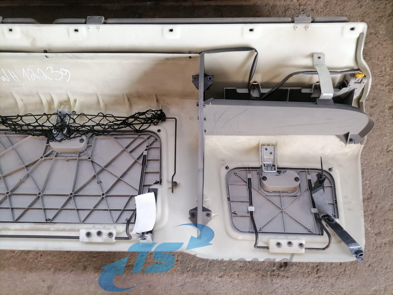 Volvo Salongi ülemine panipaik 20360719 - Universeel onderdeel voor Vrachtwagen: afbeelding 2 Volvo Salongi ülemine panipaik 20360719 - Universeel onderdeel voor Vrachtwagen: afbeelding 2