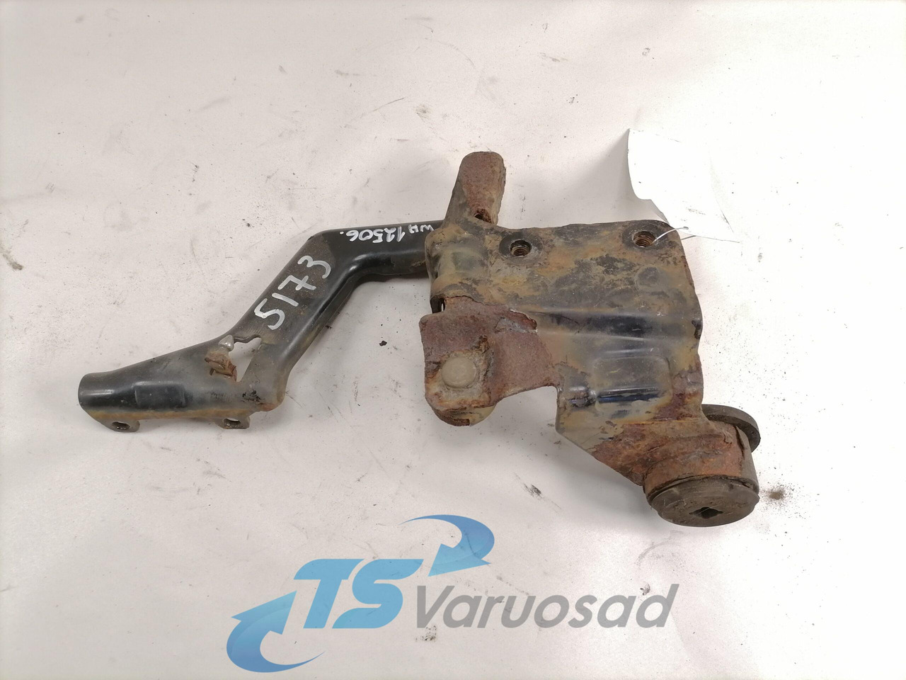 Volvo lower grille carrier hinge 20545094 - Rooster voor Vrachtwagen: afbeelding 2 Volvo lower grille carrier hinge 20545094 - Rooster voor Vrachtwagen: afbeelding 2