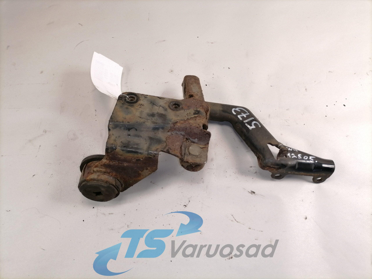 Volvo lower grille carrier hinge 20545095 - Rooster voor Vrachtwagen: afbeelding 2 Volvo lower grille carrier hinge 20545095 - Rooster voor Vrachtwagen: afbeelding 2
