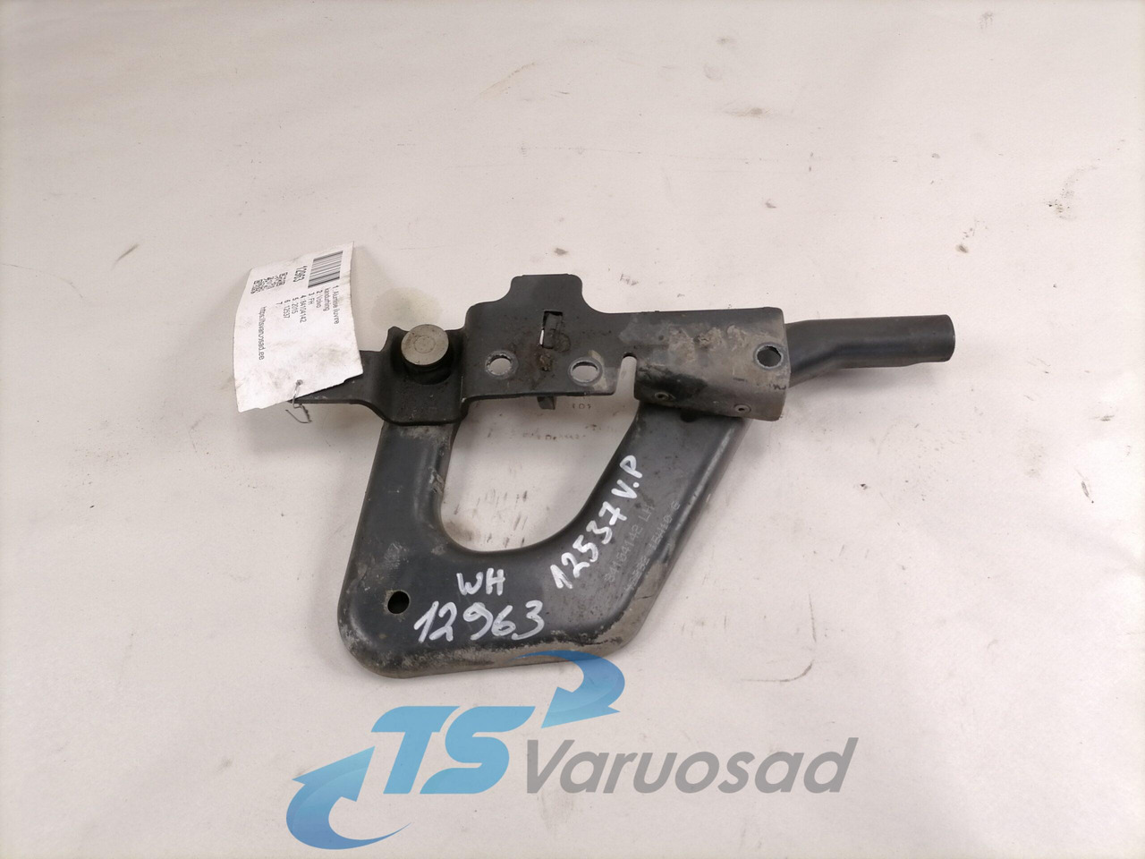 Volvo lower grille carrier hinge 84104142 - Rooster voor Vrachtwagen: afbeelding 1 Volvo lower grille carrier hinge 84104142 - Rooster voor Vrachtwagen: afbeelding 1