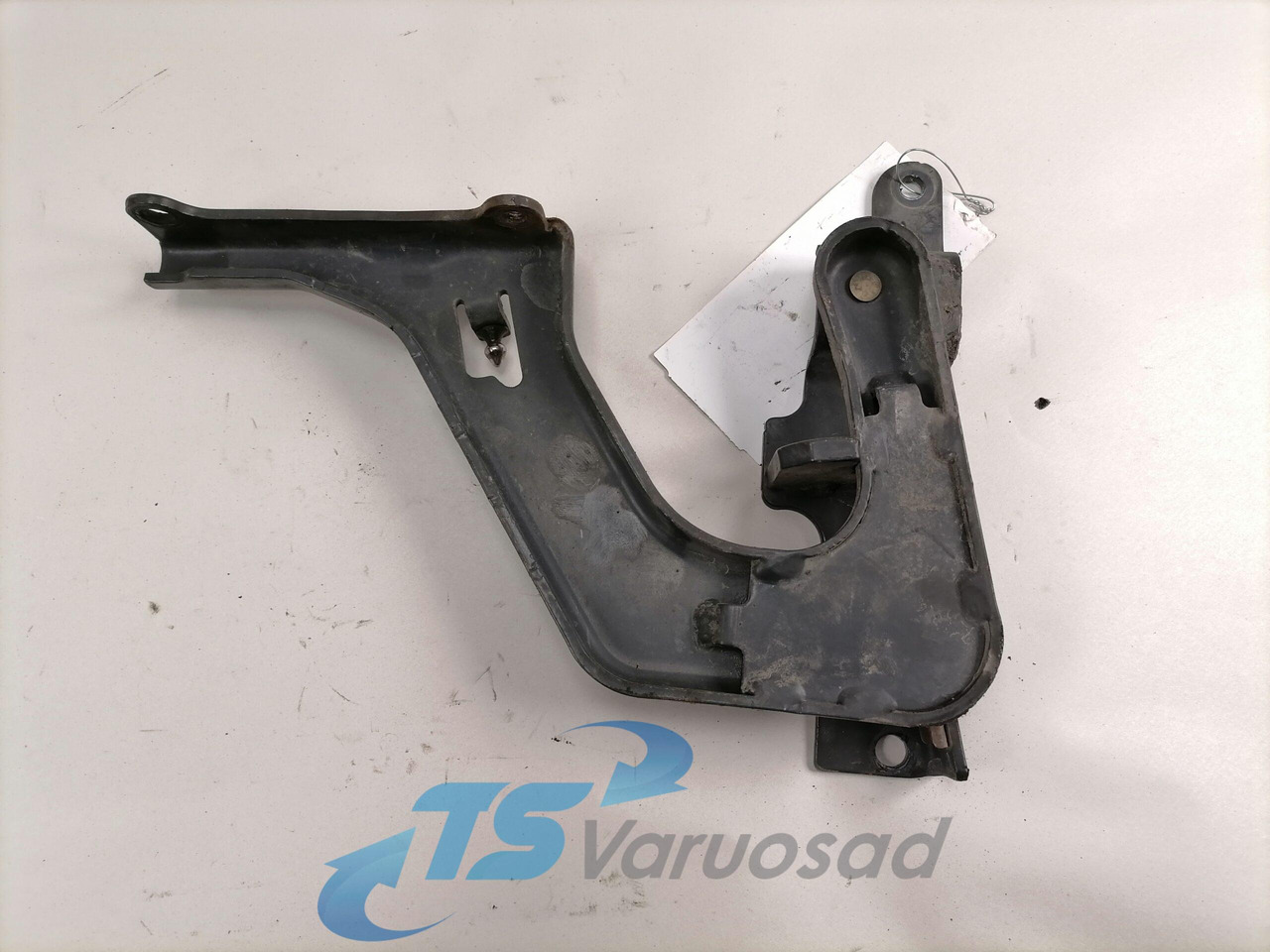 Volvo lower grille carrier hinge 84104142 - Rooster voor Vrachtwagen: afbeelding 2 Volvo lower grille carrier hinge 84104142 - Rooster voor Vrachtwagen: afbeelding 2