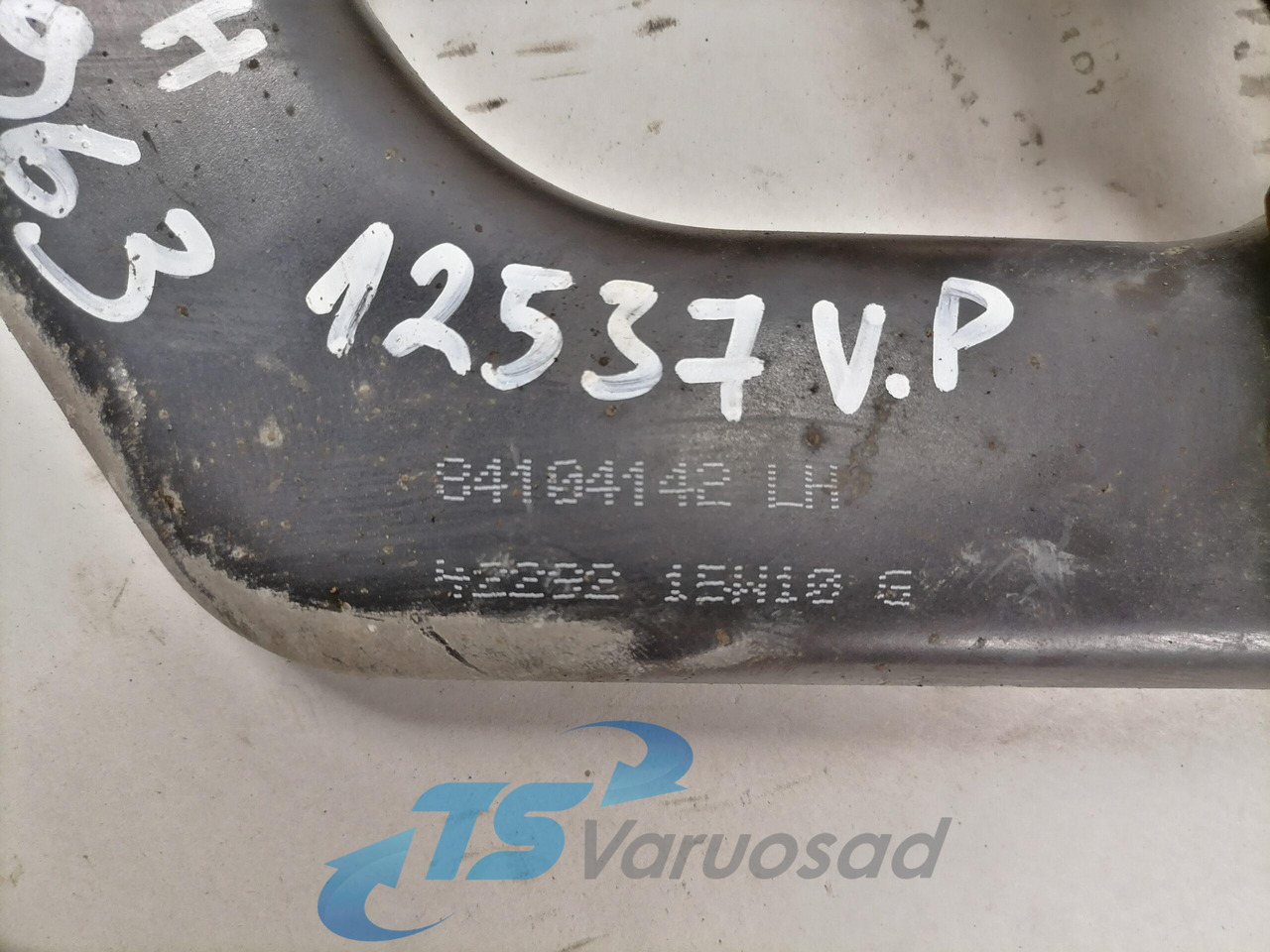 Volvo lower grille carrier hinge 84104142 - Rooster voor Vrachtwagen: afbeelding 3 Volvo lower grille carrier hinge 84104142 - Rooster voor Vrachtwagen: afbeelding 3