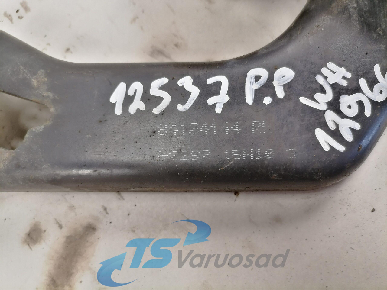 Volvo lower grille carrier hinge 84104144 - Rooster voor Vrachtwagen: afbeelding 3 Volvo lower grille carrier hinge 84104144 - Rooster voor Vrachtwagen: afbeelding 3