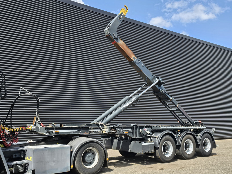 Van Bouwel 25T HOOKLIFT / ABROLKIPPER / LIFT AXLE - Containertransporter/ Wissellaadbak oplegger: afbeelding 1 Van Bouwel 25T HOOKLIFT / ABROLKIPPER / LIFT AXLE - Containertransporter/ Wissellaadbak oplegger: afbeelding 1
