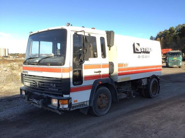 Volvo FL611 - Veegwagen: afbeelding 1 Volvo FL611 - Veegwagen: afbeelding 1