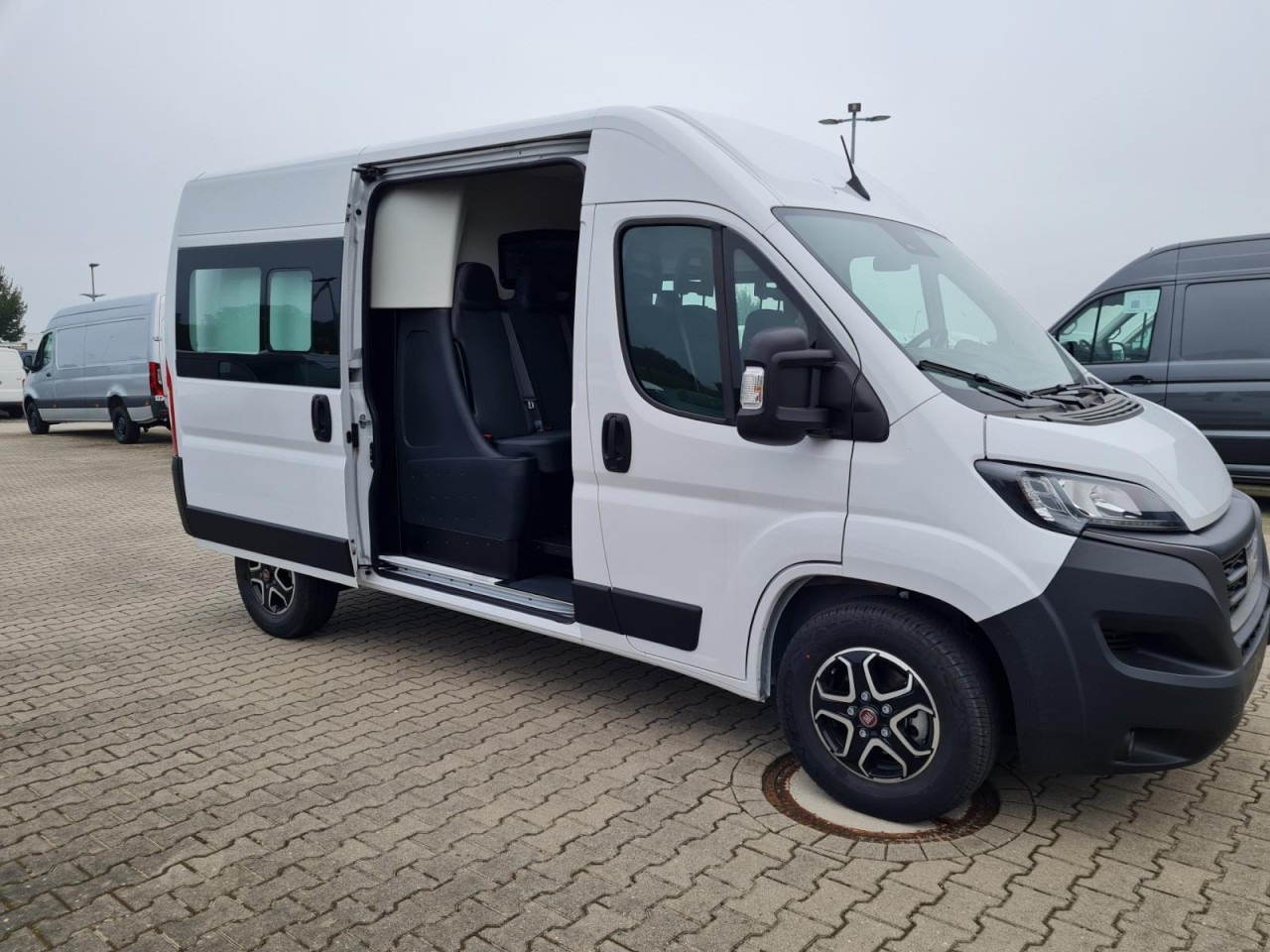 Fiat Ducato 35 Kasten Doka 7-Sitze 2x Schiebetür Maxi L2H2 - Gesloten bestelwagen, Bestelwagen met dubbele cabine: afbeelding 3 Fiat Ducato 35 Kasten Doka 7-Sitze 2x Schiebetür Maxi L2H2 - Gesloten bestelwagen, Bestelwagen met dubbele cabine: afbeelding 3