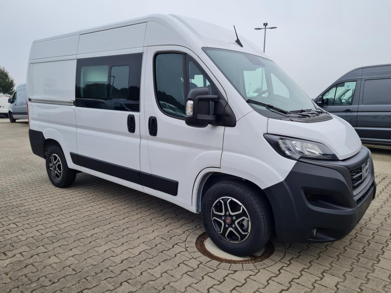 Fiat Ducato 35 Kombi Doka 7-Sitze 2x Schiebetür Maxi L2H2 - Minibus, Personenvervoer: afbeelding 4 Fiat Ducato 35 Kombi Doka 7-Sitze 2x Schiebetür Maxi L2H2 - Minibus, Personenvervoer: afbeelding 4