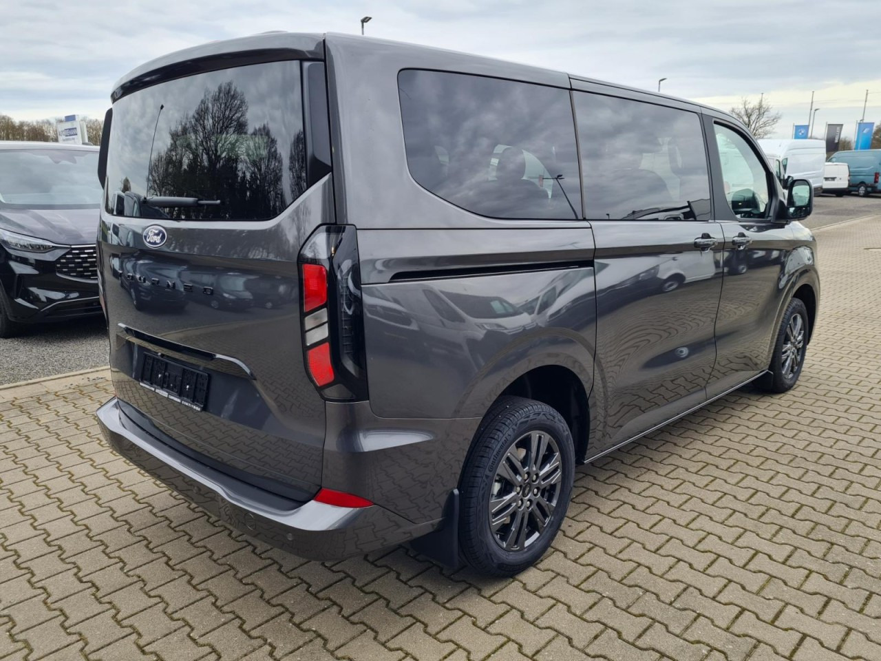 Ford Tourneo Custom 320 L1 AG Titanium X AHK LED NAVI 2X SCHIEBE - Personenvervoer: afbeelding 4 Ford Tourneo Custom 320 L1 AG Titanium X AHK LED NAVI 2X SCHIEBE - Personenvervoer: afbeelding 4