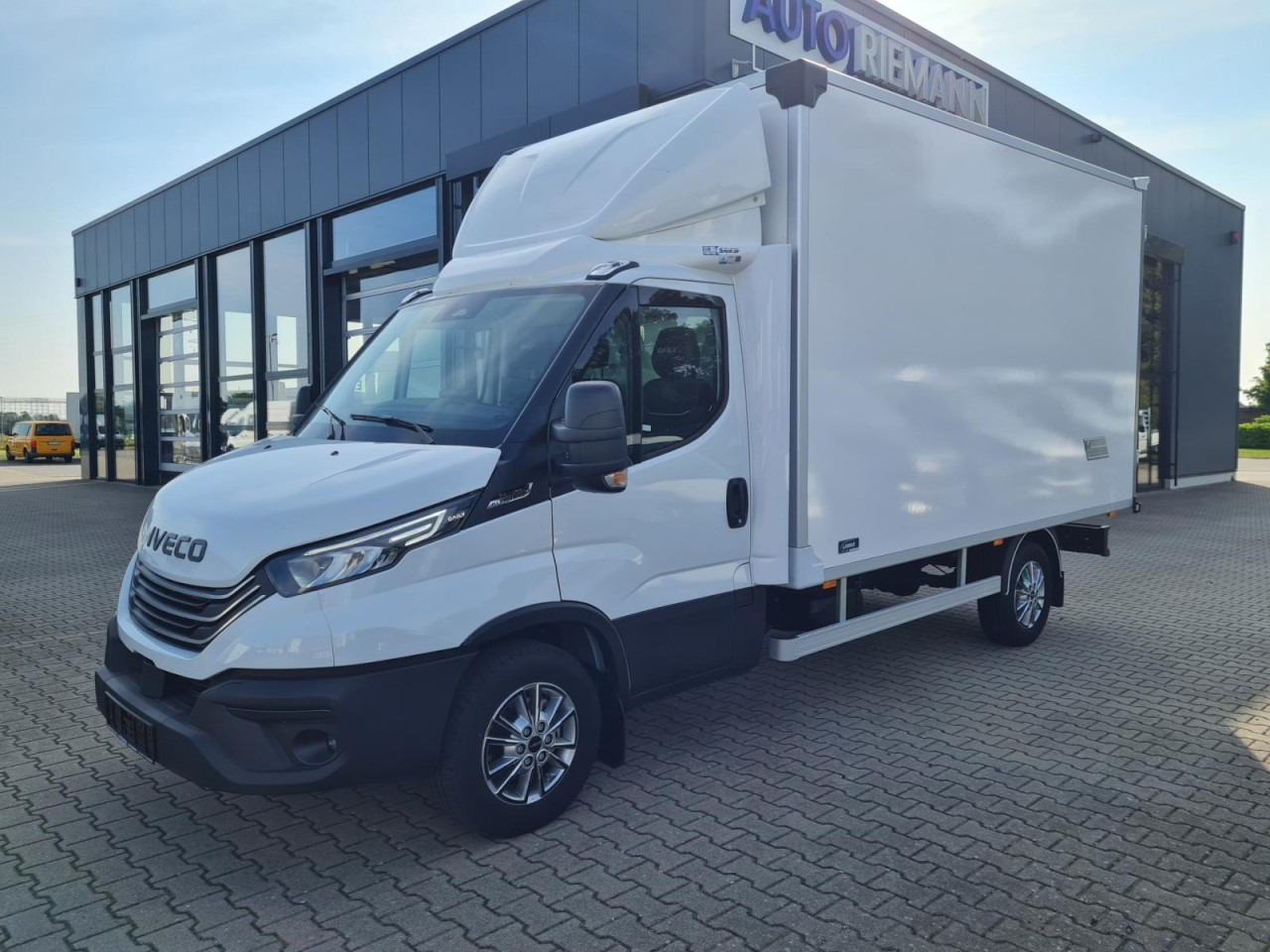 Iveco DAILY 35S18 Koffer Hi MATIC ALU KAMERA NAVI TEMPOMAT - Bestelwagen gesloten laadbak: afbeelding 3 Iveco DAILY 35S18 Koffer Hi MATIC ALU KAMERA NAVI TEMPOMAT - Bestelwagen gesloten laadbak: afbeelding 3