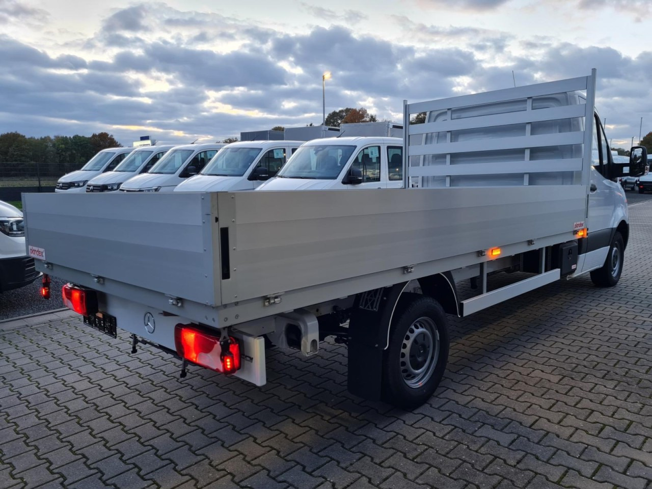 Mercedes-Benz Sprinter 317 CDI Pritsche L3 lang RWD KLIMA TEMPOMAT - Bestelwagen open laadbak: afbeelding 4 Mercedes-Benz Sprinter 317 CDI Pritsche L3 lang RWD KLIMA TEMPOMAT - Bestelwagen open laadbak: afbeelding 4