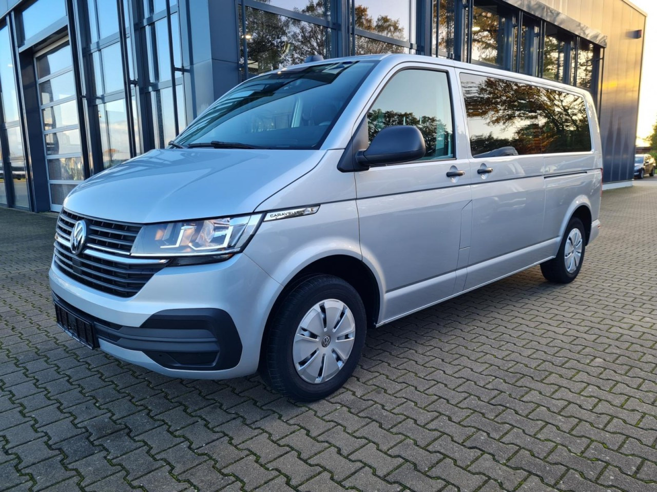 Volkswagen T6.1 Caravelle TDI lang 9 Sitzer 2 Schiebetüren Trendl. - Minibus, Personenvervoer: afbeelding 1 Volkswagen T6.1 Caravelle TDI lang 9 Sitzer 2 Schiebetüren Trendl. - Minibus, Personenvervoer: afbeelding 1