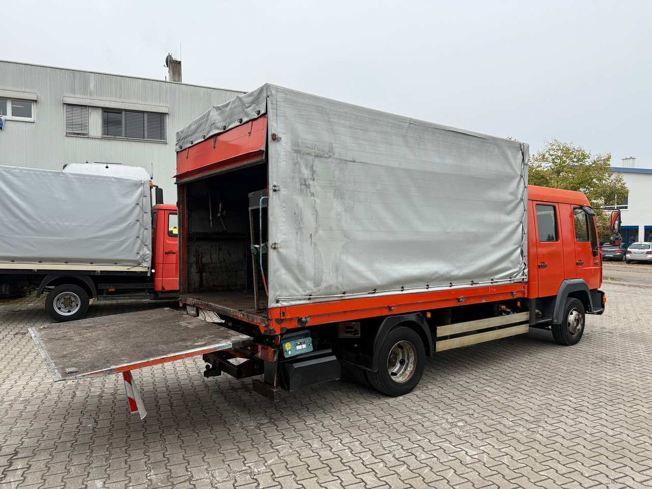 MAN 8.174 Pritsche+Plane+Ladebordwand DOKA L2000 - Schuifzeilen vrachtwagen: afbeelding 4 MAN 8.174 Pritsche+Plane+Ladebordwand DOKA L2000 - Schuifzeilen vrachtwagen: afbeelding 4