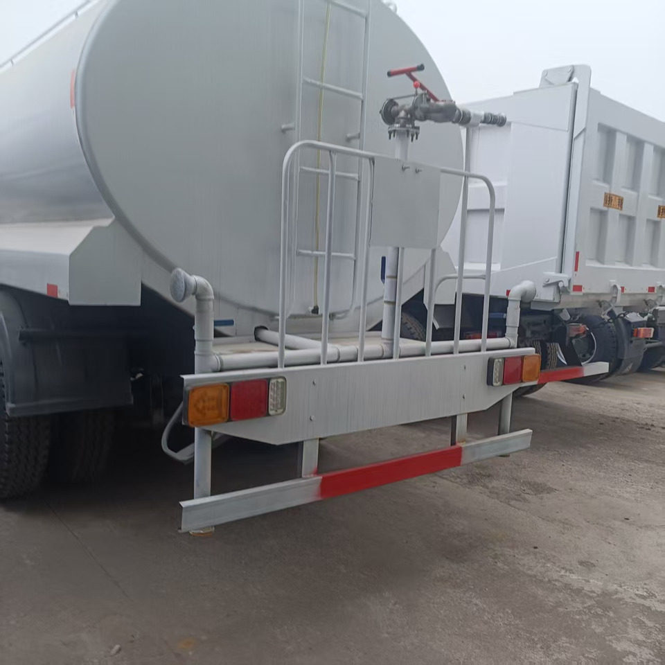 Sinotruk HOWO 375 6*4 Sprinkler - Gemeentelijke machine/ Speciaal: afbeelding 2 Sinotruk HOWO 375 6*4 Sprinkler - Gemeentelijke machine/ Speciaal: afbeelding 2