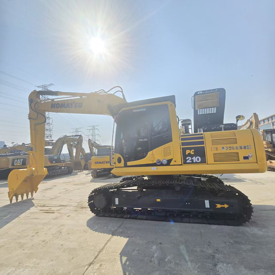 Komatsu PC210 - Rupsgraafmachine: afbeelding 1 Komatsu PC210 - Rupsgraafmachine: afbeelding 1