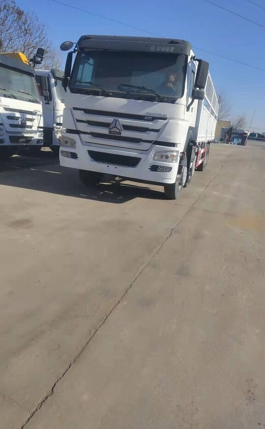 Sinotruk HOWO 8*4 Dump truck - Vrachtwagen met open laadbak: afbeelding 2 Sinotruk HOWO 8*4 Dump truck - Vrachtwagen met open laadbak: afbeelding 2