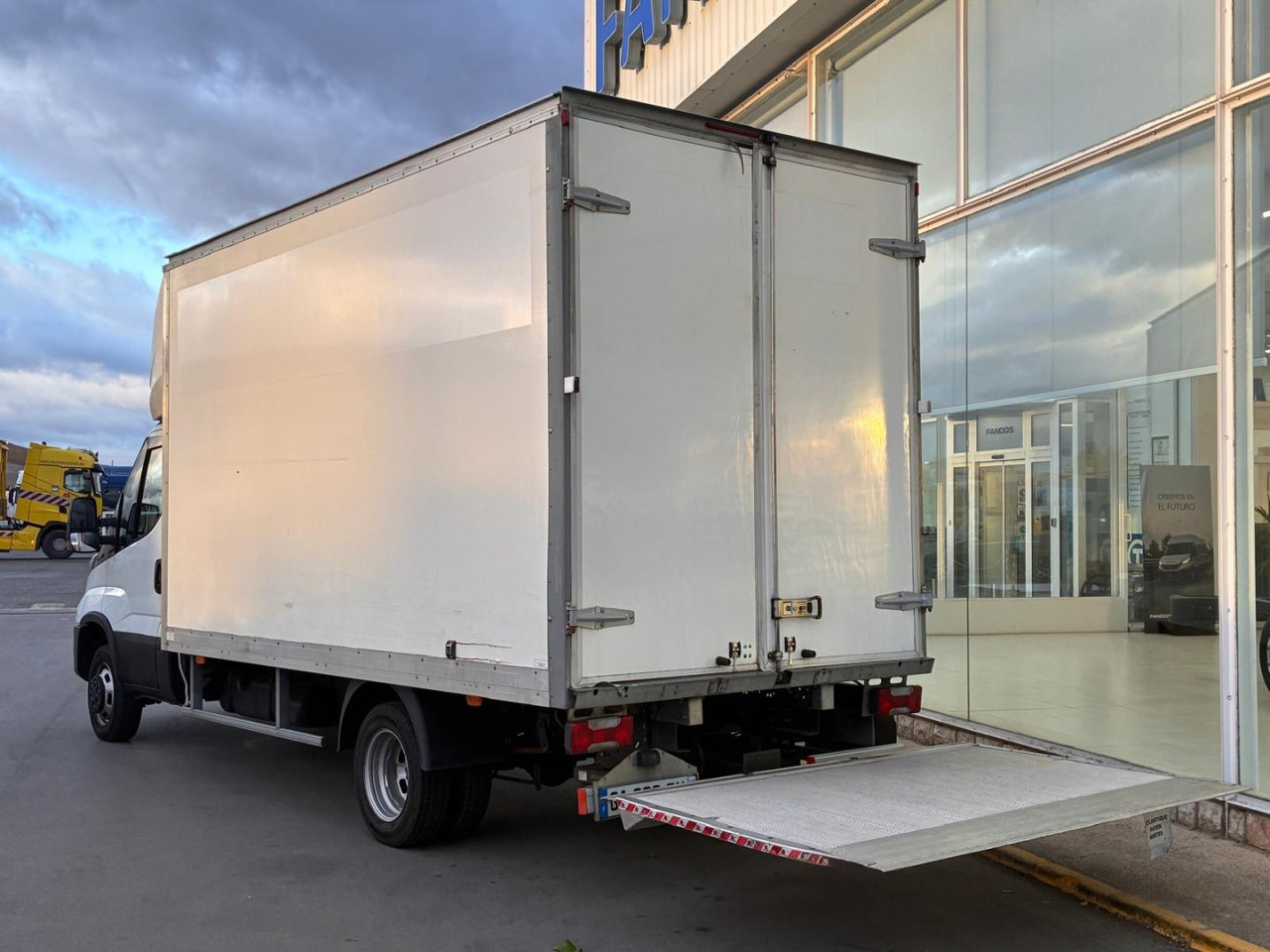 Caja cerrada IVECO 35C14 20m3 con puertas traseras y rampa elevadora - Bestelwagen gesloten laadbak: afbeelding 4 Caja cerrada IVECO 35C14 20m3 con puertas traseras y rampa elevadora - Bestelwagen gesloten laadbak: afbeelding 4