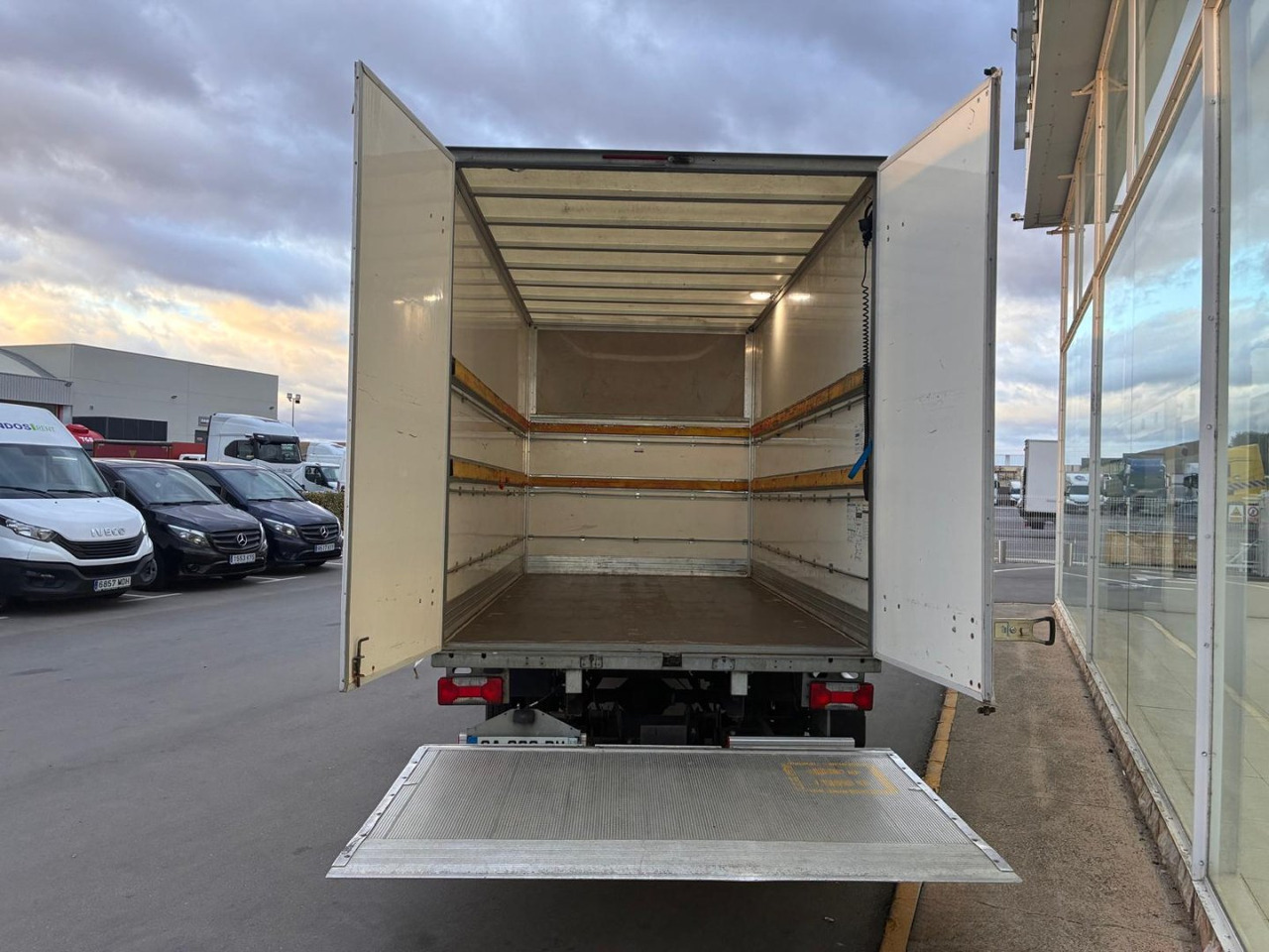 Caja cerrada IVECO 35C14 20m3 con puertas traseras y rampa elevadora - Bestelwagen gesloten laadbak: afbeelding 5 Caja cerrada IVECO 35C14 20m3 con puertas traseras y rampa elevadora - Bestelwagen gesloten laadbak: afbeelding 5