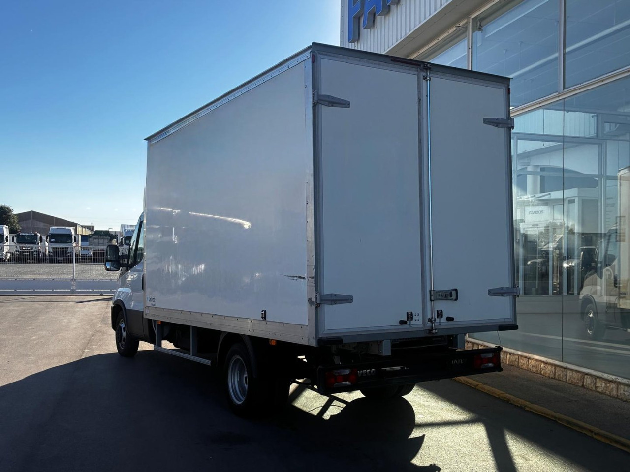 Caja cerrada IVECO 35C16 20m3 con puertas traseras - Bestelwagen gesloten laadbak: afbeelding 4 Caja cerrada IVECO 35C16 20m3 con puertas traseras - Bestelwagen gesloten laadbak: afbeelding 4