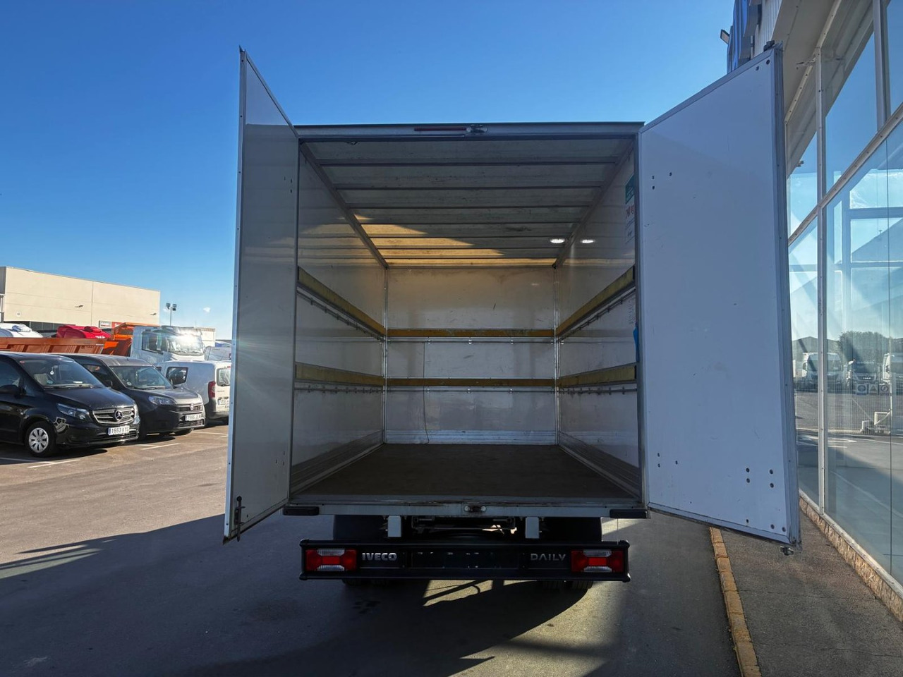 Caja cerrada IVECO 35C16 20m3 con puertas traseras - Bestelwagen gesloten laadbak: afbeelding 5 Caja cerrada IVECO 35C16 20m3 con puertas traseras - Bestelwagen gesloten laadbak: afbeelding 5