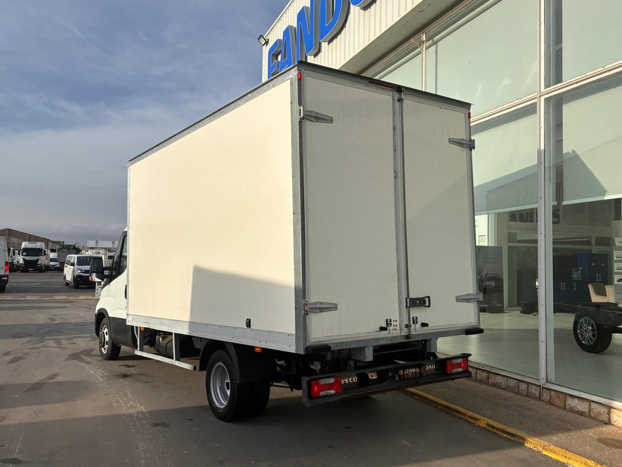 Caja cerrada IVECO 35C16 3.0 20m3 con puertas traseras - Bestelwagen gesloten laadbak: afbeelding 4 Caja cerrada IVECO 35C16 3.0 20m3 con puertas traseras - Bestelwagen gesloten laadbak: afbeelding 4