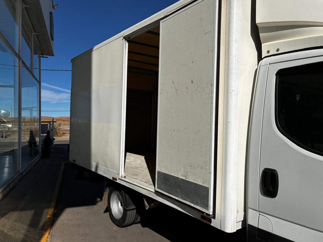 Caja cerrada con plataforma elevadora IVECO 35C14 20m3 con puerta lateral - Bestelwagen gesloten laadbak: afbeelding 5 Caja cerrada con plataforma elevadora IVECO 35C14 20m3 con puerta lateral - Bestelwagen gesloten laadbak: afbeelding 5