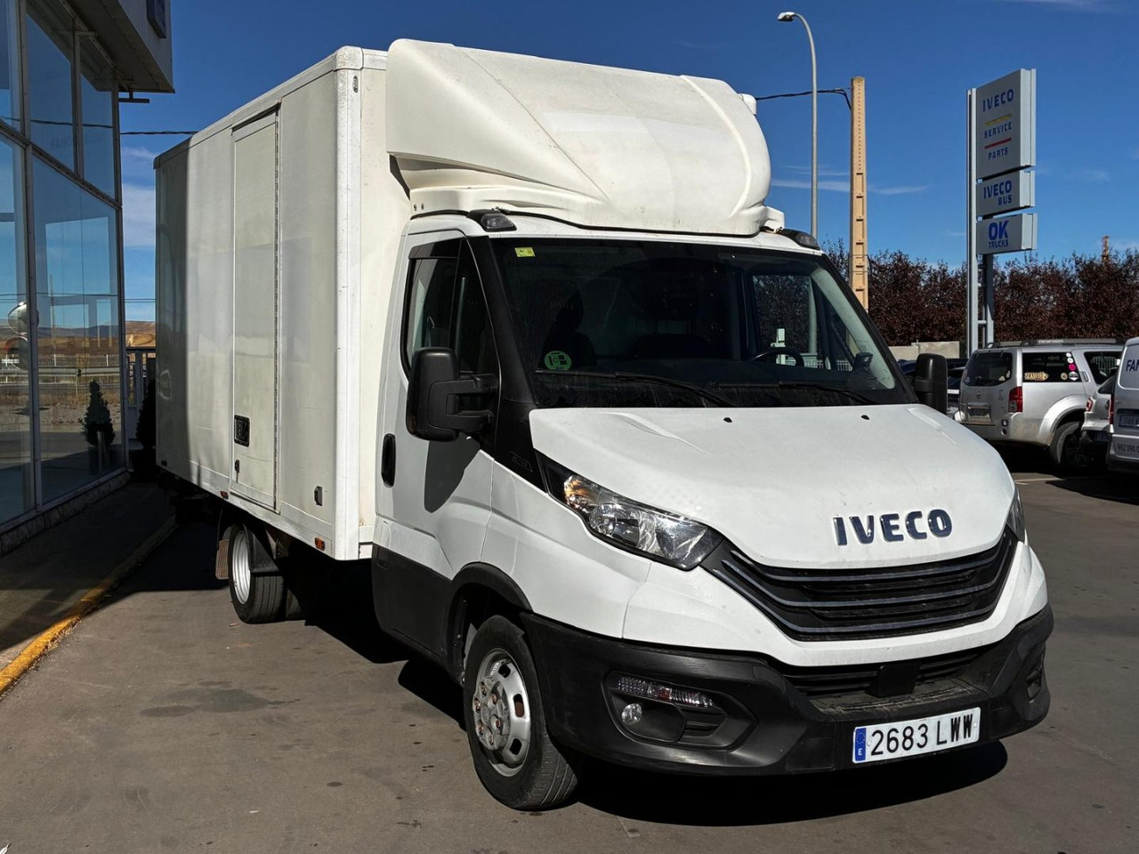 Caja cerrada con plataforma elevadora IVECO 35C14 20m3 con puerta lateral - Bestelwagen gesloten laadbak: afbeelding 3 Caja cerrada con plataforma elevadora IVECO 35C14 20m3 con puerta lateral - Bestelwagen gesloten laadbak: afbeelding 3