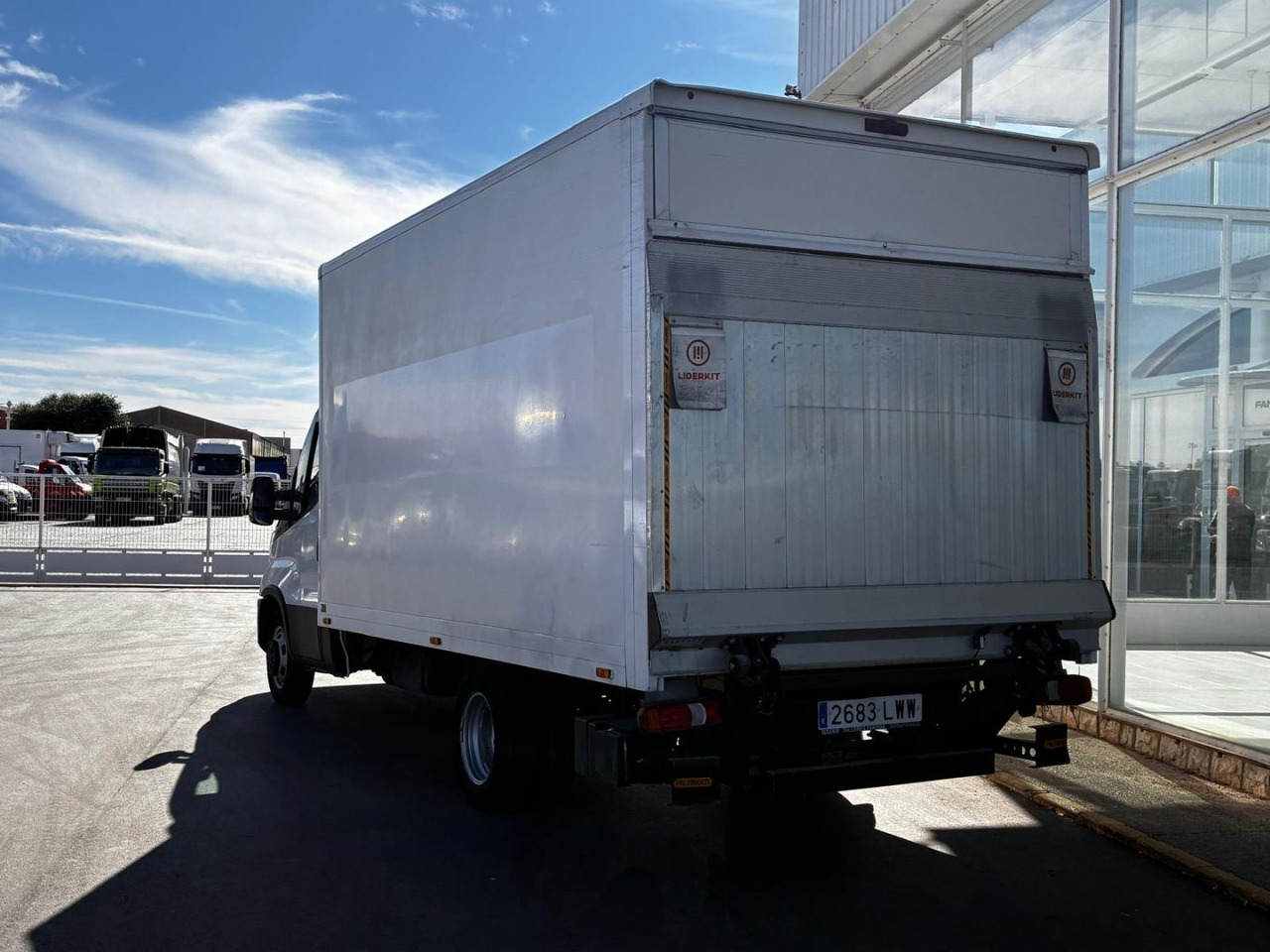 Caja cerrada con plataforma elevadora IVECO 35C14 20m3 con puerta lateral - Bestelwagen gesloten laadbak: afbeelding 4 Caja cerrada con plataforma elevadora IVECO 35C14 20m3 con puerta lateral - Bestelwagen gesloten laadbak: afbeelding 4