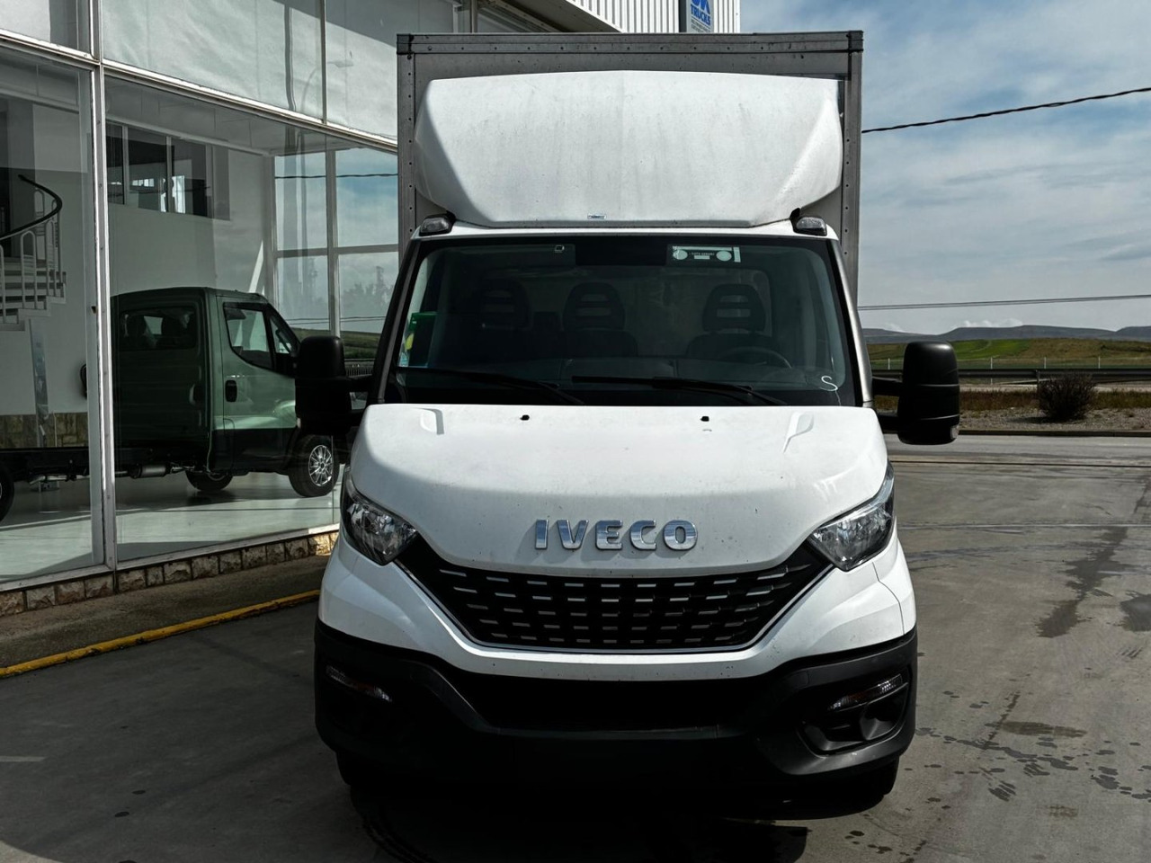 Caja cerrada con plataforma elevadora IVECO 35C16 20m3 Automática - Bestelwagen gesloten laadbak: afbeelding 2 Caja cerrada con plataforma elevadora IVECO 35C16 20m3 Automática - Bestelwagen gesloten laadbak: afbeelding 2