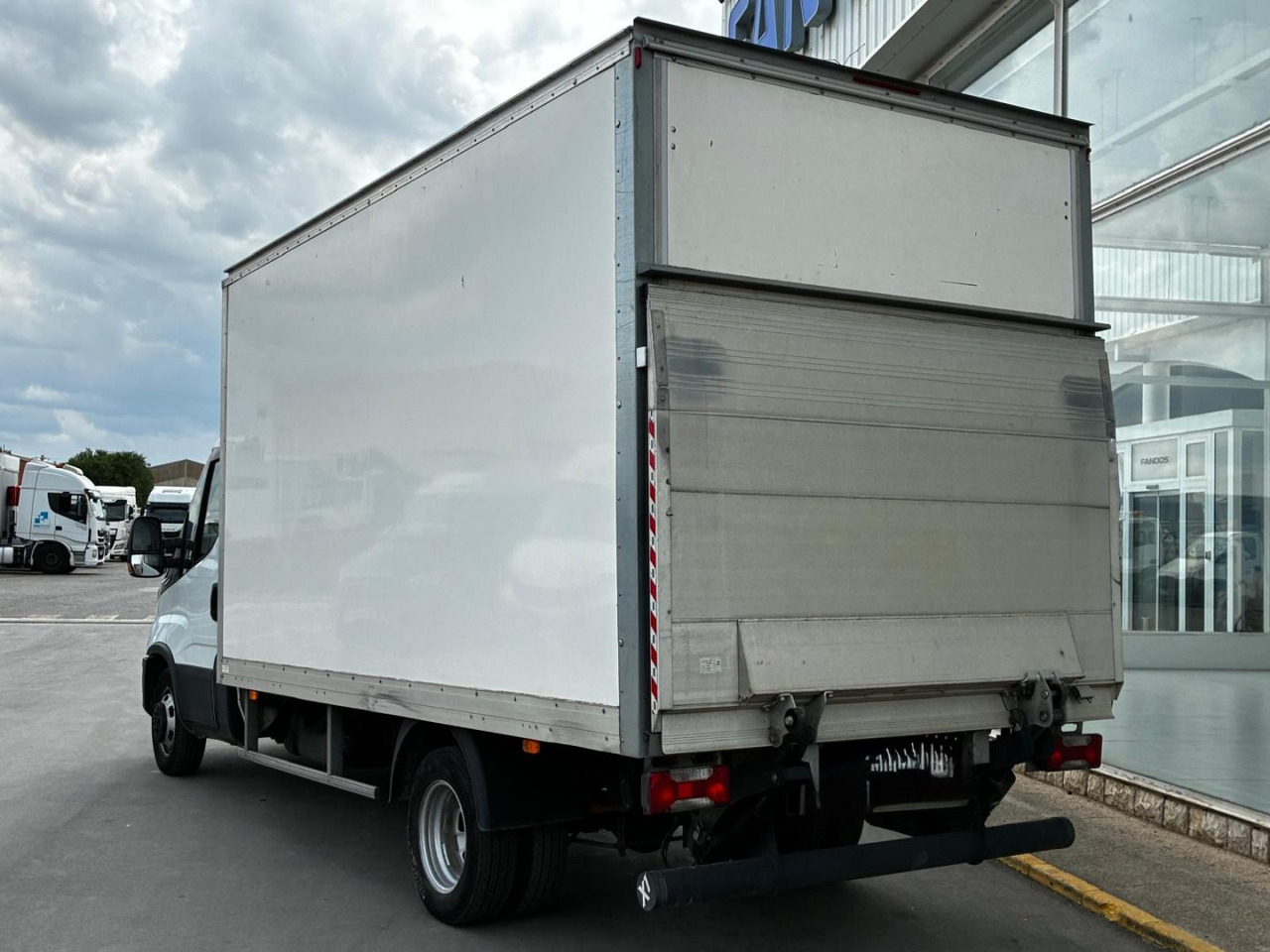 Caja cerrada con plataforma elevadora IVECO 35C16 20m3 Automática - Bestelwagen gesloten laadbak: afbeelding 4 Caja cerrada con plataforma elevadora IVECO 35C16 20m3 Automática - Bestelwagen gesloten laadbak: afbeelding 4