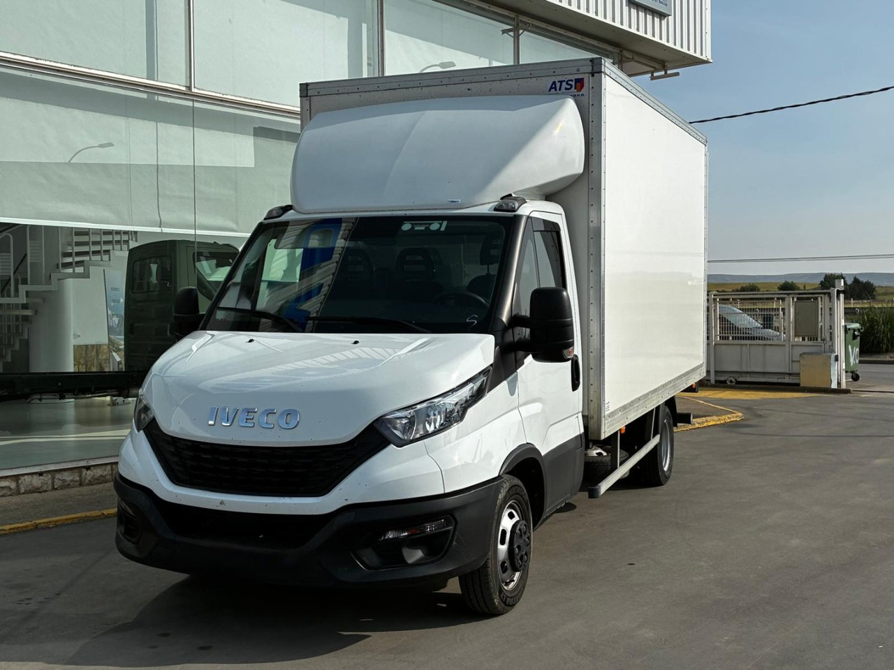 Caja cerrada con plataforma elevadora IVECO 35C16 20m3 - Bestelwagen gesloten laadbak: afbeelding 1 Caja cerrada con plataforma elevadora IVECO 35C16 20m3 - Bestelwagen gesloten laadbak: afbeelding 1