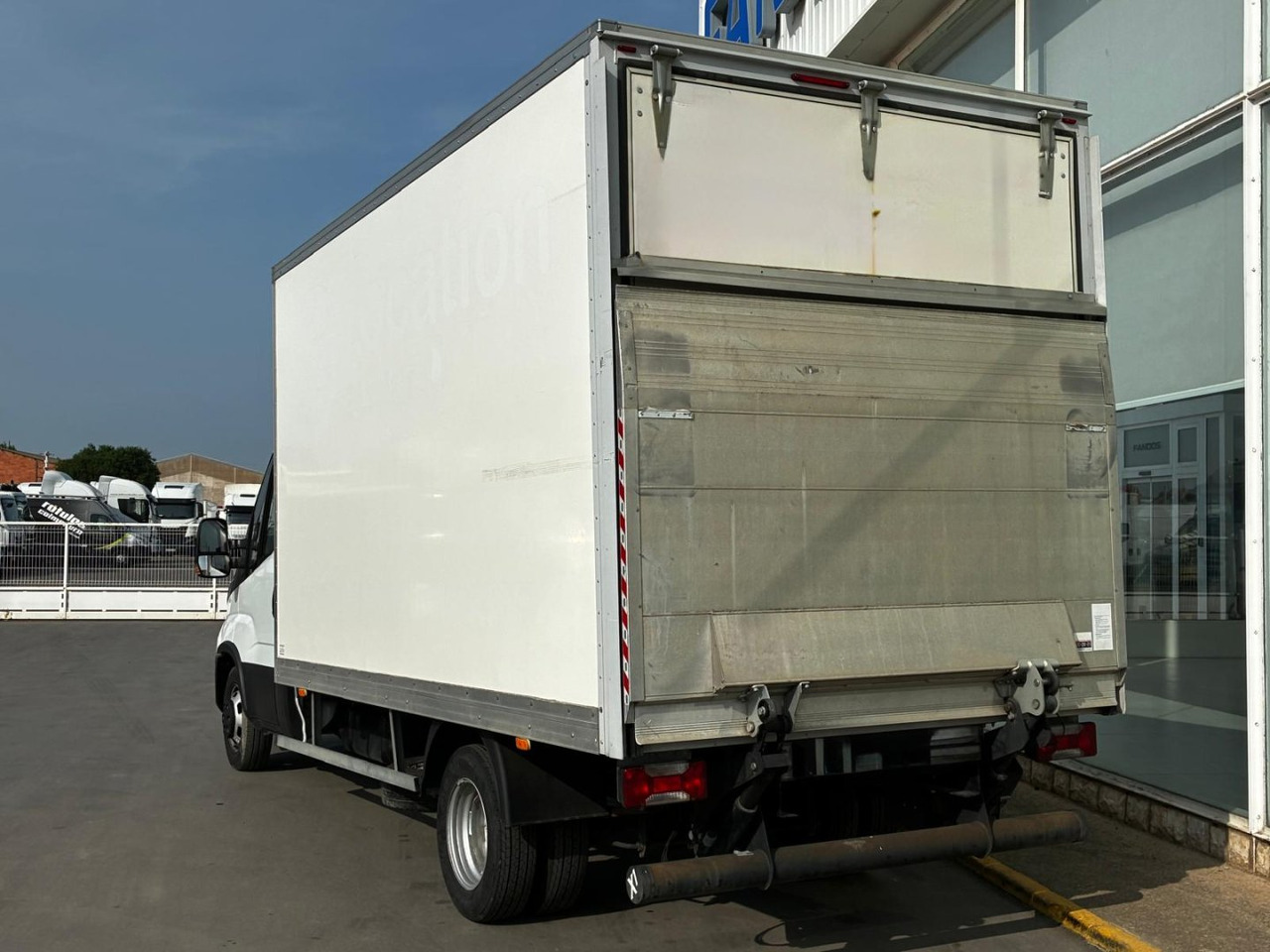 Caja cerrada con plataforma elevadora IVECO 35C16 20m3 - Bestelwagen gesloten laadbak: afbeelding 4 Caja cerrada con plataforma elevadora IVECO 35C16 20m3 - Bestelwagen gesloten laadbak: afbeelding 4