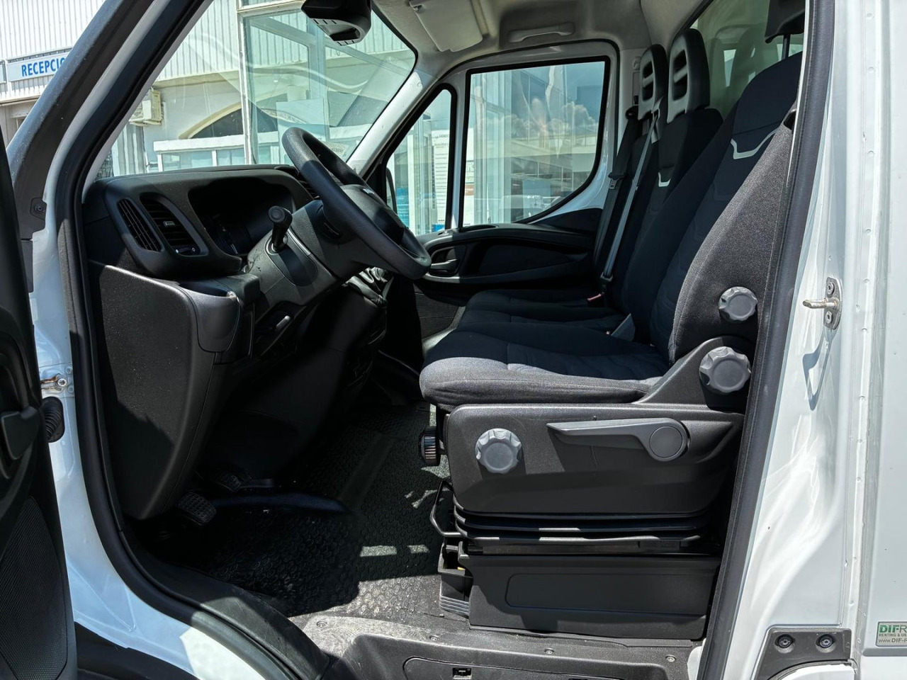 Caja cerrada con plataforma elevadora IVECO 35C16 20m3 - Bestelwagen gesloten laadbak: afbeelding 5 Caja cerrada con plataforma elevadora IVECO 35C16 20m3 - Bestelwagen gesloten laadbak: afbeelding 5