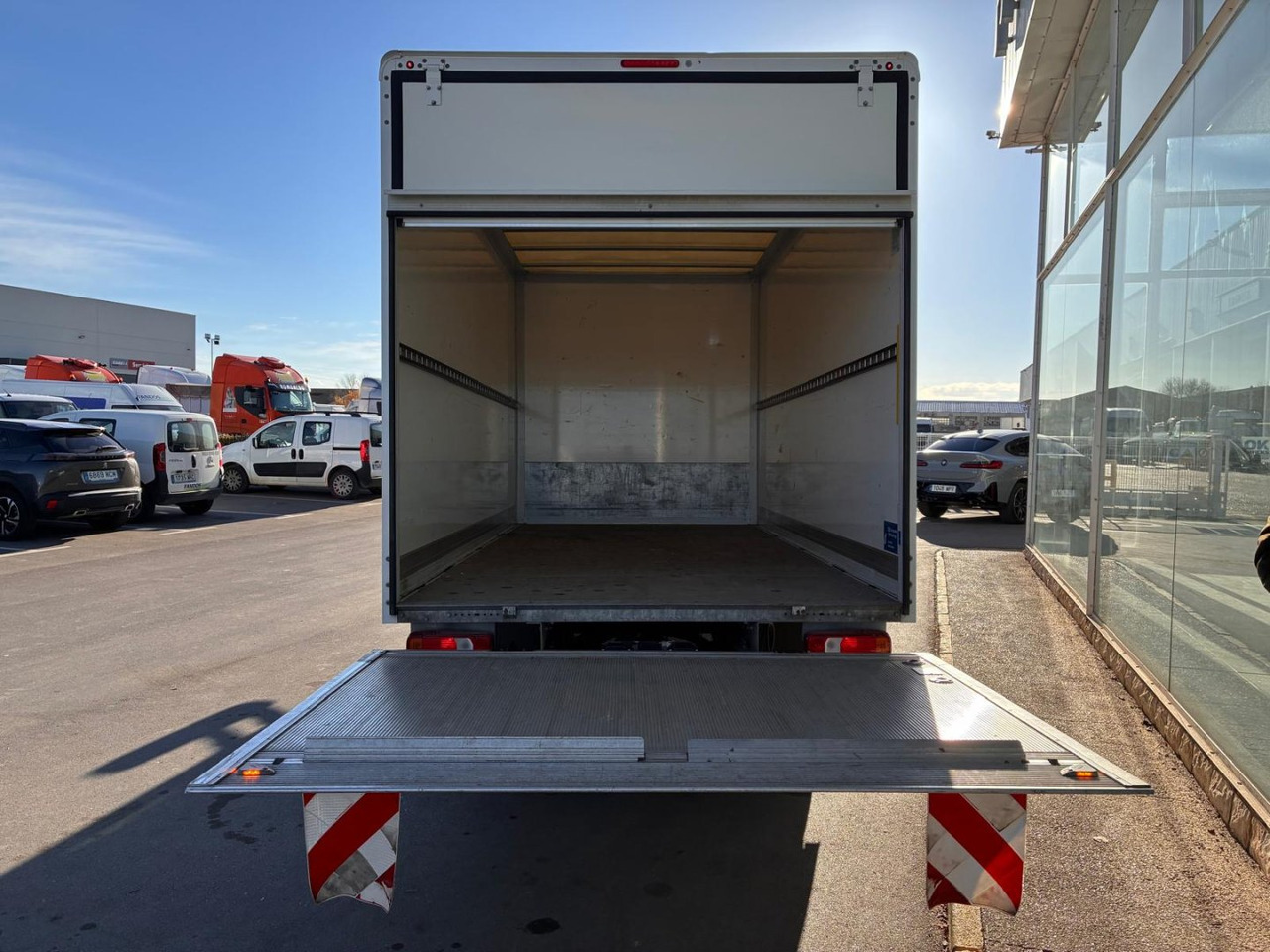 Caja cerrada con plataforma elevadora IVECO 35C16 20m3 - Bestelwagen gesloten laadbak: afbeelding 5 Caja cerrada con plataforma elevadora IVECO 35C16 20m3 - Bestelwagen gesloten laadbak: afbeelding 5