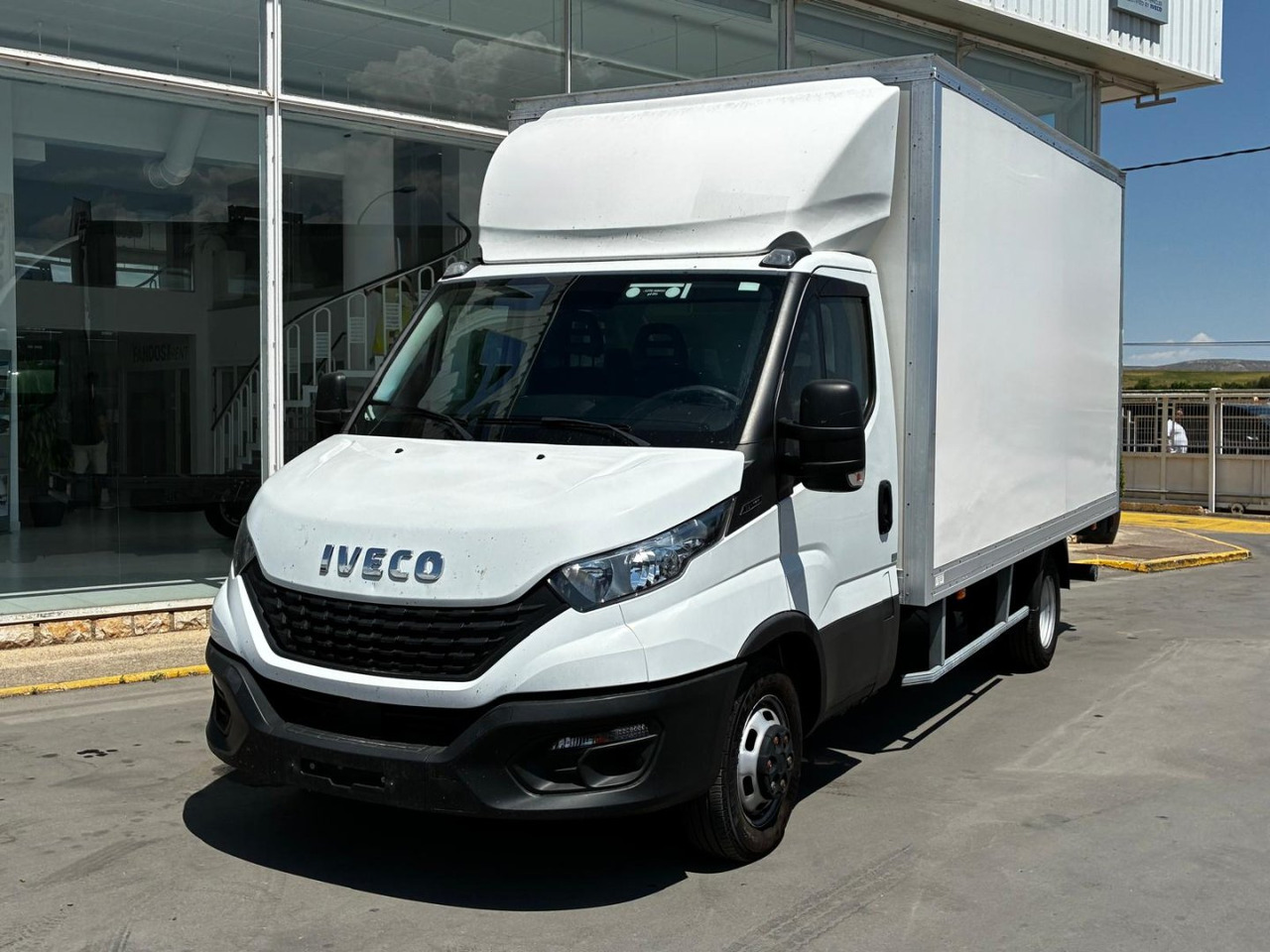 Caja cerrada con plataforma elevadora IVECO 35C16 20m3 - Bestelwagen gesloten laadbak: afbeelding 1 Caja cerrada con plataforma elevadora IVECO 35C16 20m3 - Bestelwagen gesloten laadbak: afbeelding 1