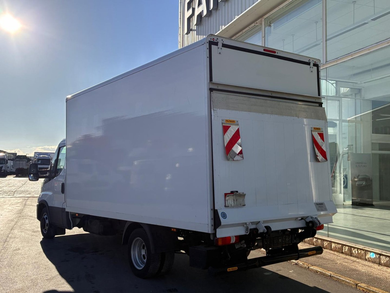 Caja cerrada con plataforma elevadora IVECO 35C16 20m3 - Bestelwagen gesloten laadbak: afbeelding 4 Caja cerrada con plataforma elevadora IVECO 35C16 20m3 - Bestelwagen gesloten laadbak: afbeelding 4