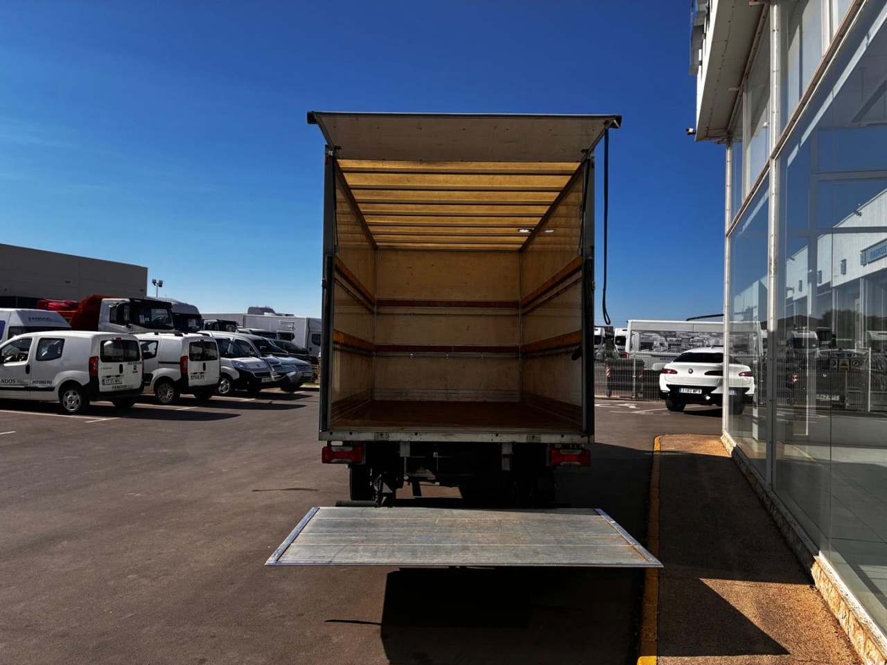 Caja cerrada con plataforma elevadora IVECO 35C16 20m3 - Bestelwagen gesloten laadbak: afbeelding 5 Caja cerrada con plataforma elevadora IVECO 35C16 20m3 - Bestelwagen gesloten laadbak: afbeelding 5