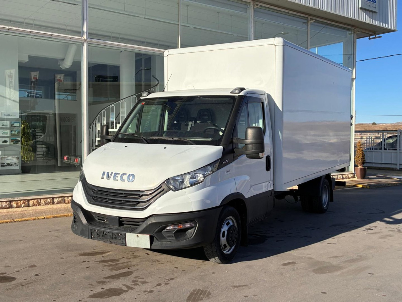 Caja cerrada con plataforma elevadora IVECO 35C16 20m3 - Bestelwagen gesloten laadbak: afbeelding 1 Caja cerrada con plataforma elevadora IVECO 35C16 20m3 - Bestelwagen gesloten laadbak: afbeelding 1