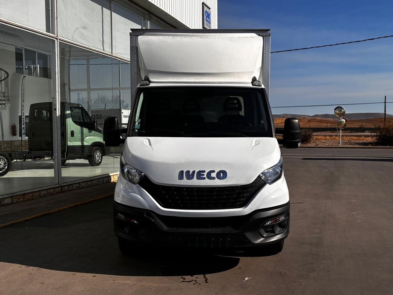 Caja cerrada con plataforma elevadora IVECO 35C16 20m3 - Bestelwagen gesloten laadbak: afbeelding 2 Caja cerrada con plataforma elevadora IVECO 35C16 20m3 - Bestelwagen gesloten laadbak: afbeelding 2