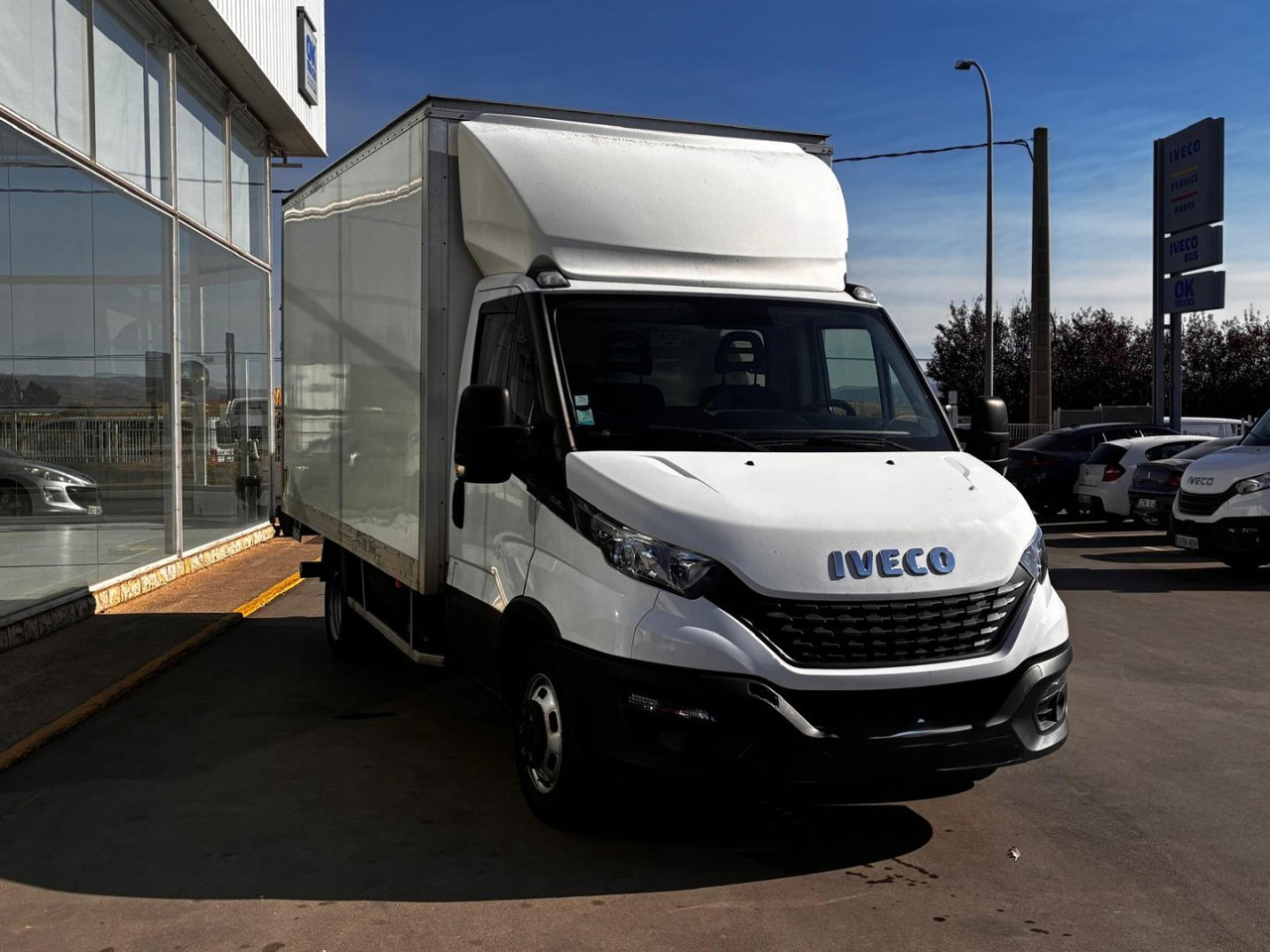 Caja cerrada con plataforma elevadora IVECO 35C16 20m3 - Bestelwagen gesloten laadbak: afbeelding 3 Caja cerrada con plataforma elevadora IVECO 35C16 20m3 - Bestelwagen gesloten laadbak: afbeelding 3