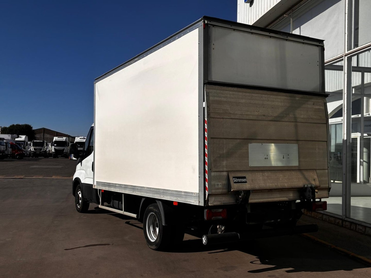 Caja cerrada con plataforma elevadora IVECO 35C16 20m3 - Bestelwagen gesloten laadbak: afbeelding 4 Caja cerrada con plataforma elevadora IVECO 35C16 20m3 - Bestelwagen gesloten laadbak: afbeelding 4