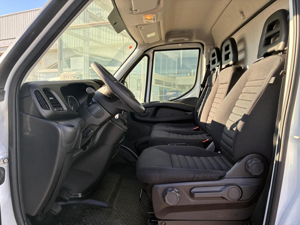 Caja cerrada con plataforma elevadora IVECO 35C16 20m3 - Bestelwagen gesloten laadbak: afbeelding 5 Caja cerrada con plataforma elevadora IVECO 35C16 20m3 - Bestelwagen gesloten laadbak: afbeelding 5