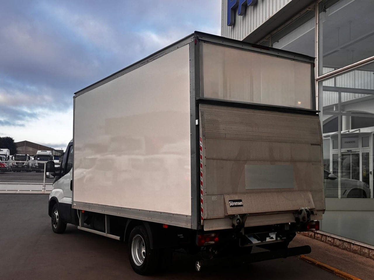 Caja cerrada con plataforma elevadora IVECO 35C16 3.0 20m3 - Bestelwagen gesloten laadbak: afbeelding 4 Caja cerrada con plataforma elevadora IVECO 35C16 3.0 20m3 - Bestelwagen gesloten laadbak: afbeelding 4